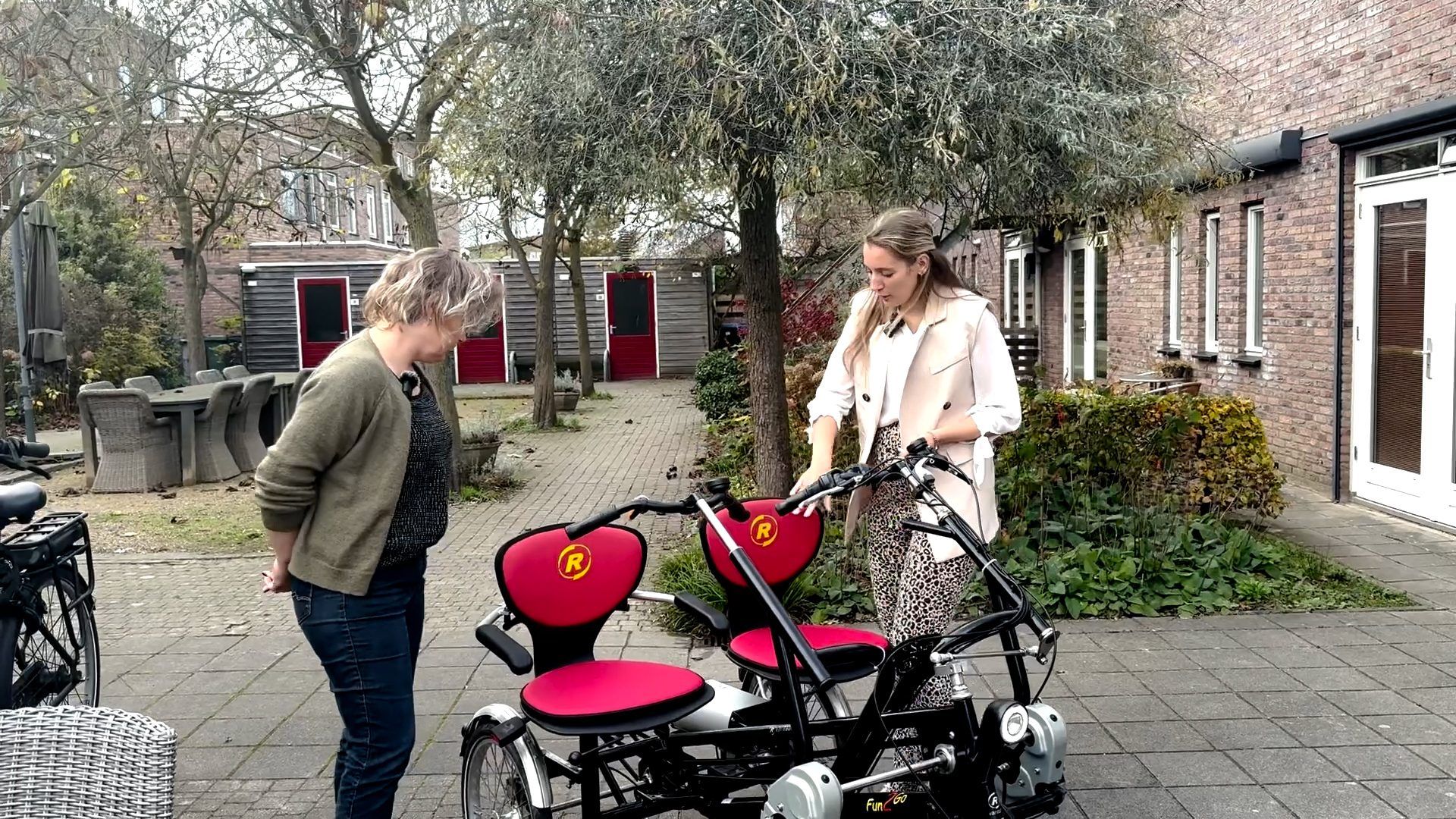 JP van den Bent Deventer verbindt door duofiets: 