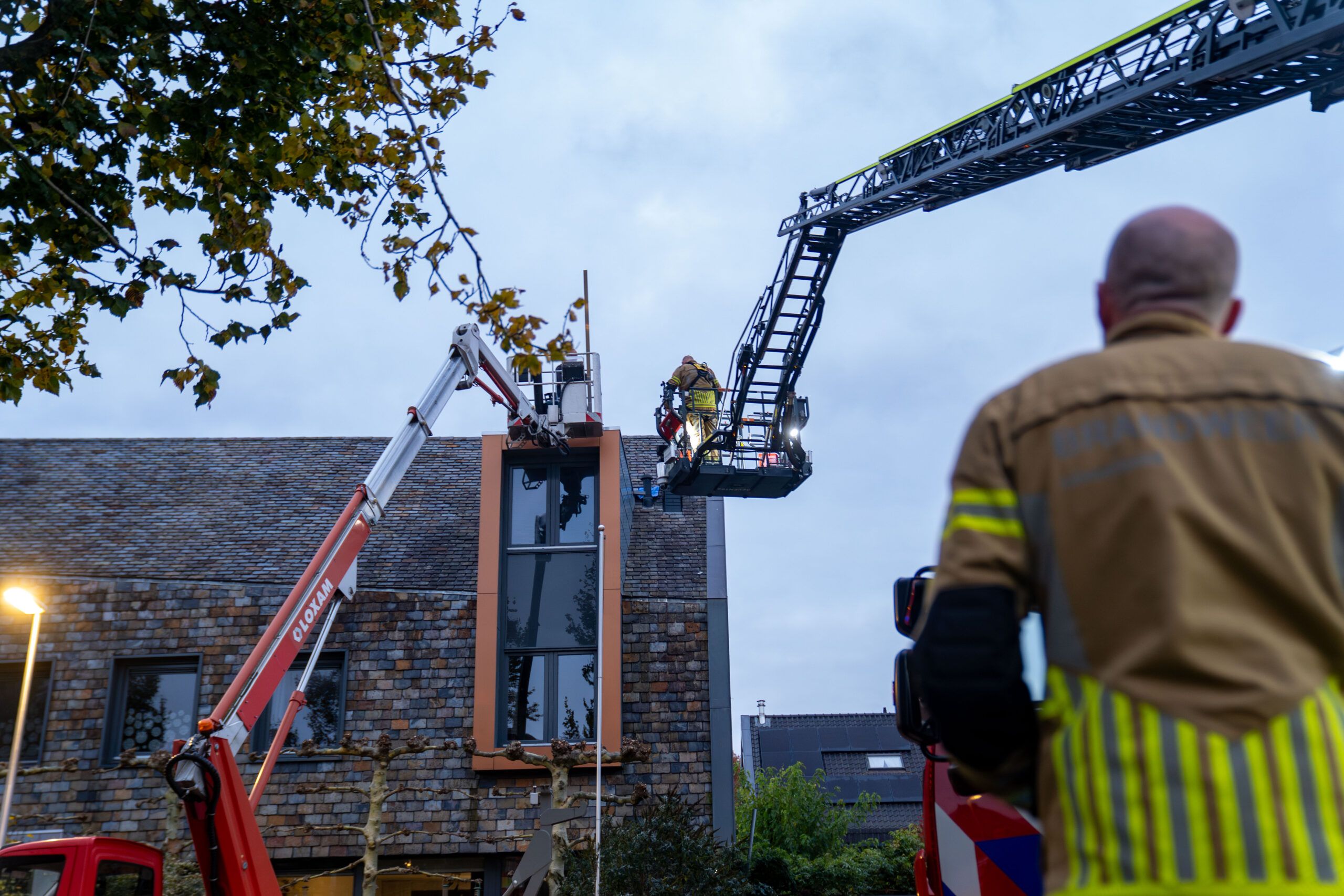 Dakdekker vast op dakkapel in Deventer na defecte hoogwerker
