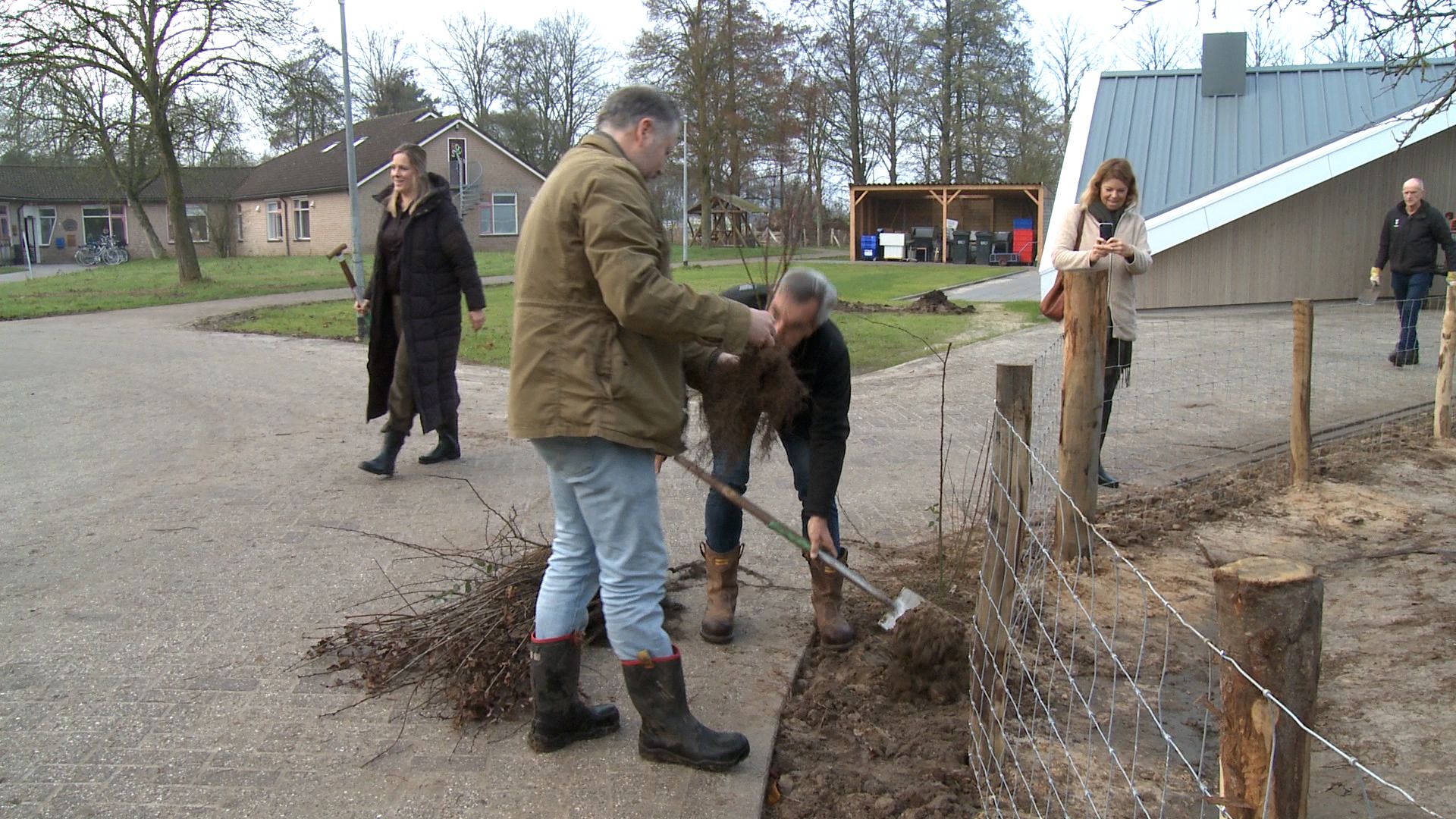 Plantdag bij Overkempe in Olst: “Die 340 meter hebben we er in een ochtendje makkelijk in’