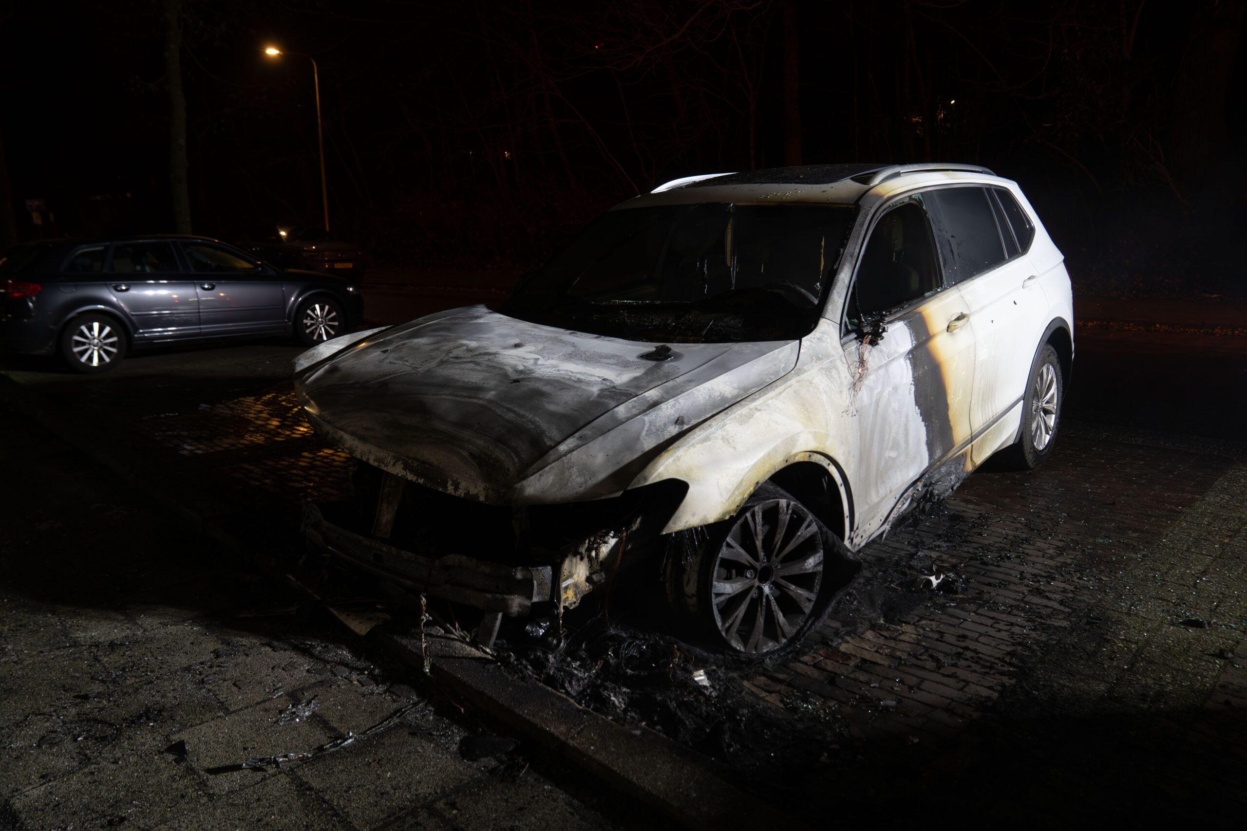 Twee autobranden in Deventer kort na elkaar, politie denkt aan brandstichting
