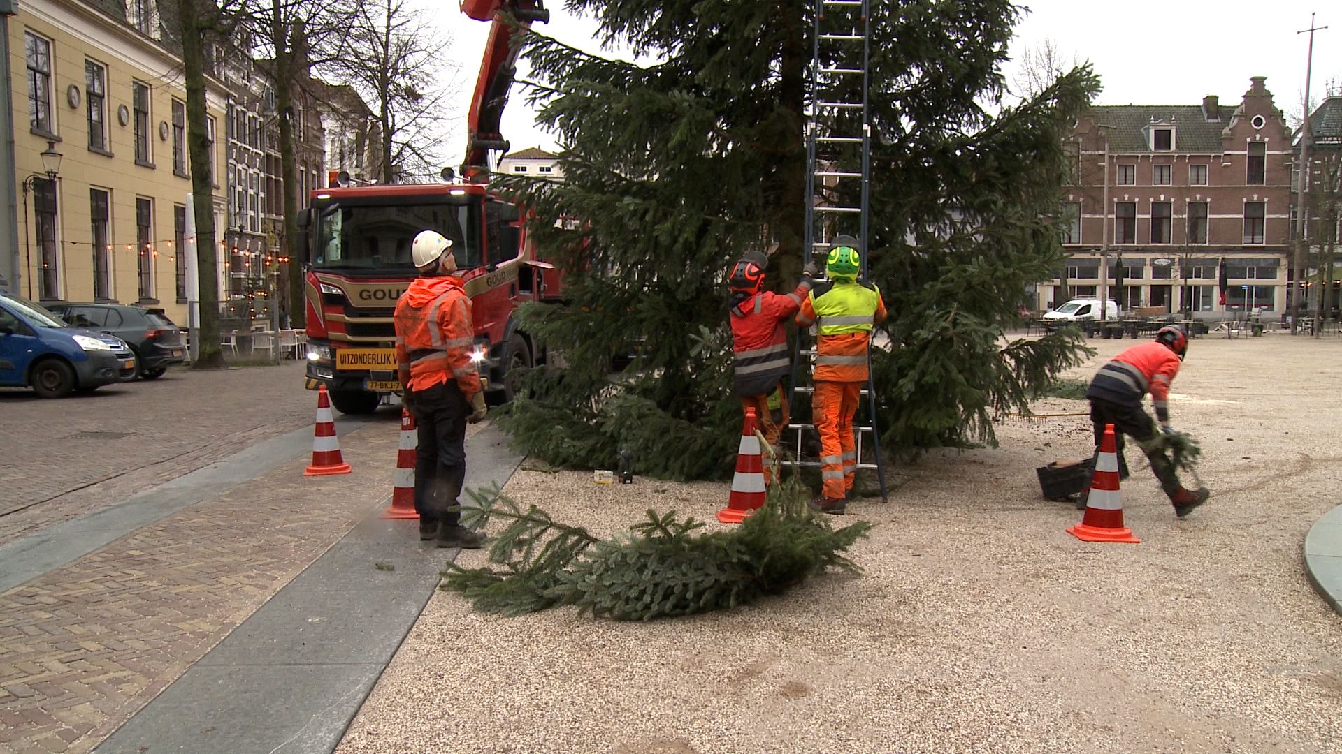 Grote kerstbomen moeten het kerstgevoel in Deventer versterken: 
