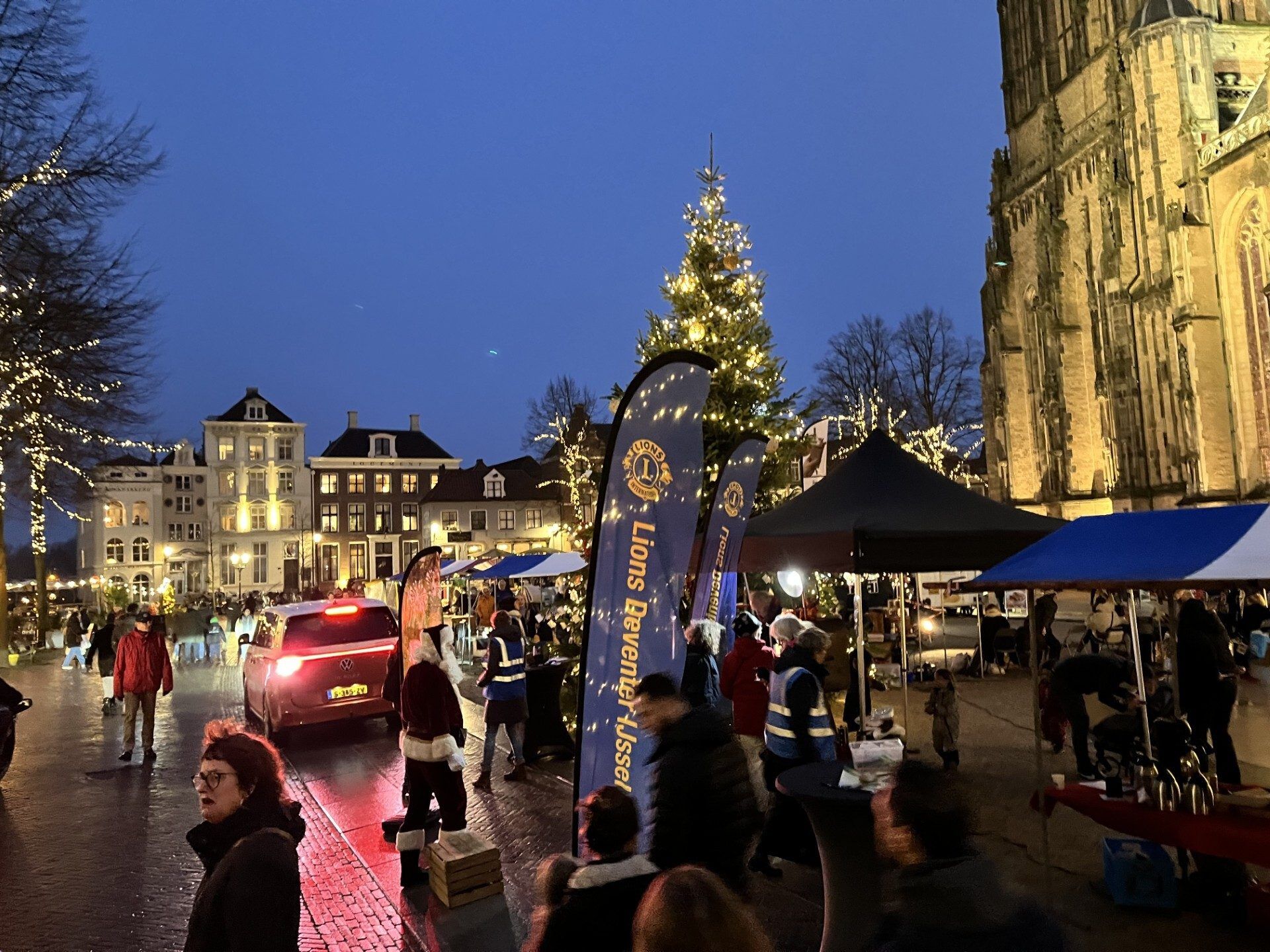 Wensboom opnieuw op Grote Kerkhof tijdens Dickensweekend