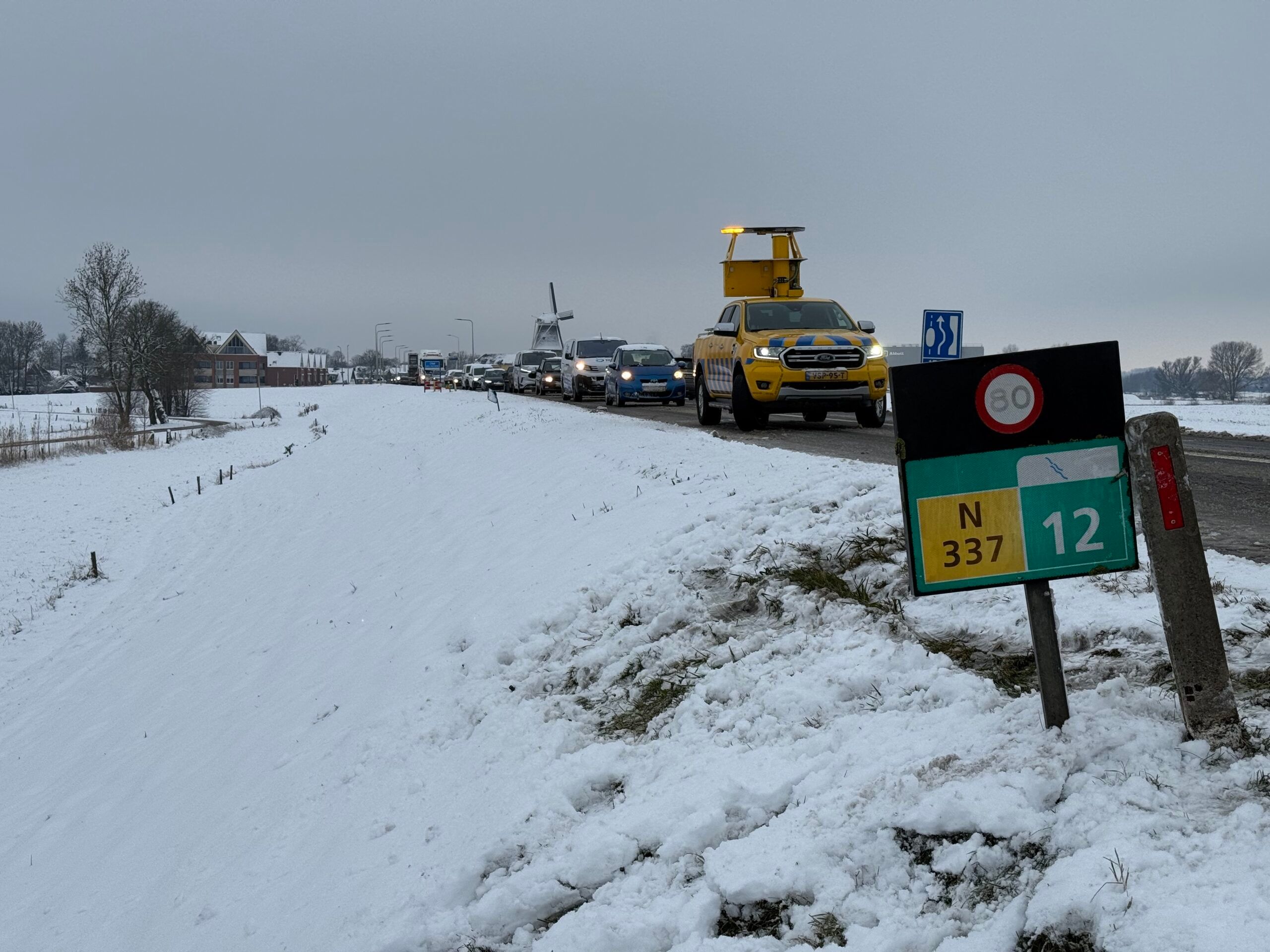 Kop-staart botsing op de dijk bij Olst door gladheid