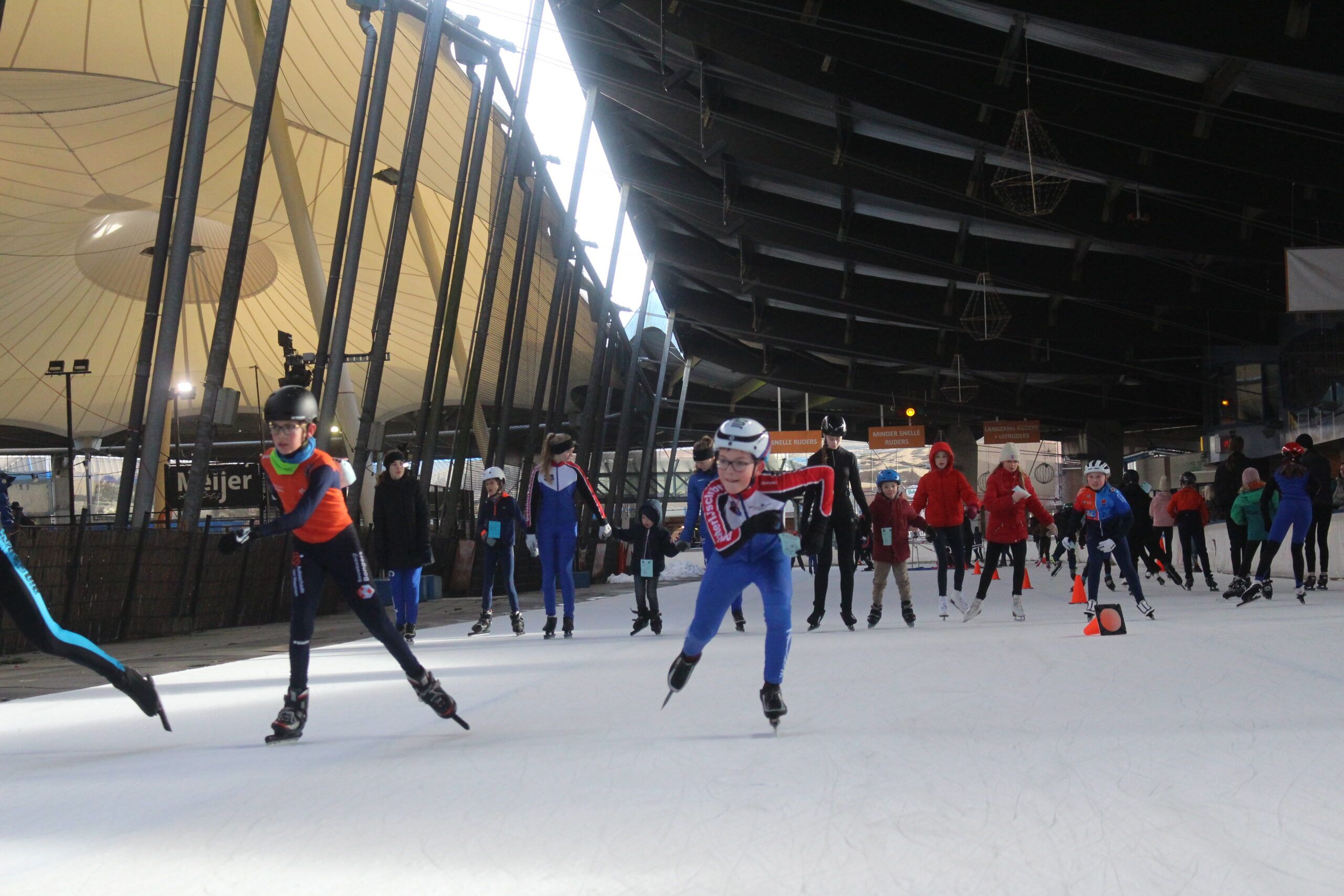 Mini-Elfstedentocht en zoveel mogelijk rondjes in één uur: schaatspret in Deventer