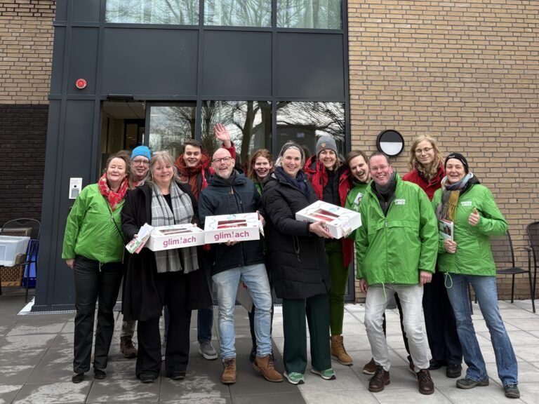 GroenLinks-PvdA verrast zorgmedewerkers met taart op Valentijnsdag