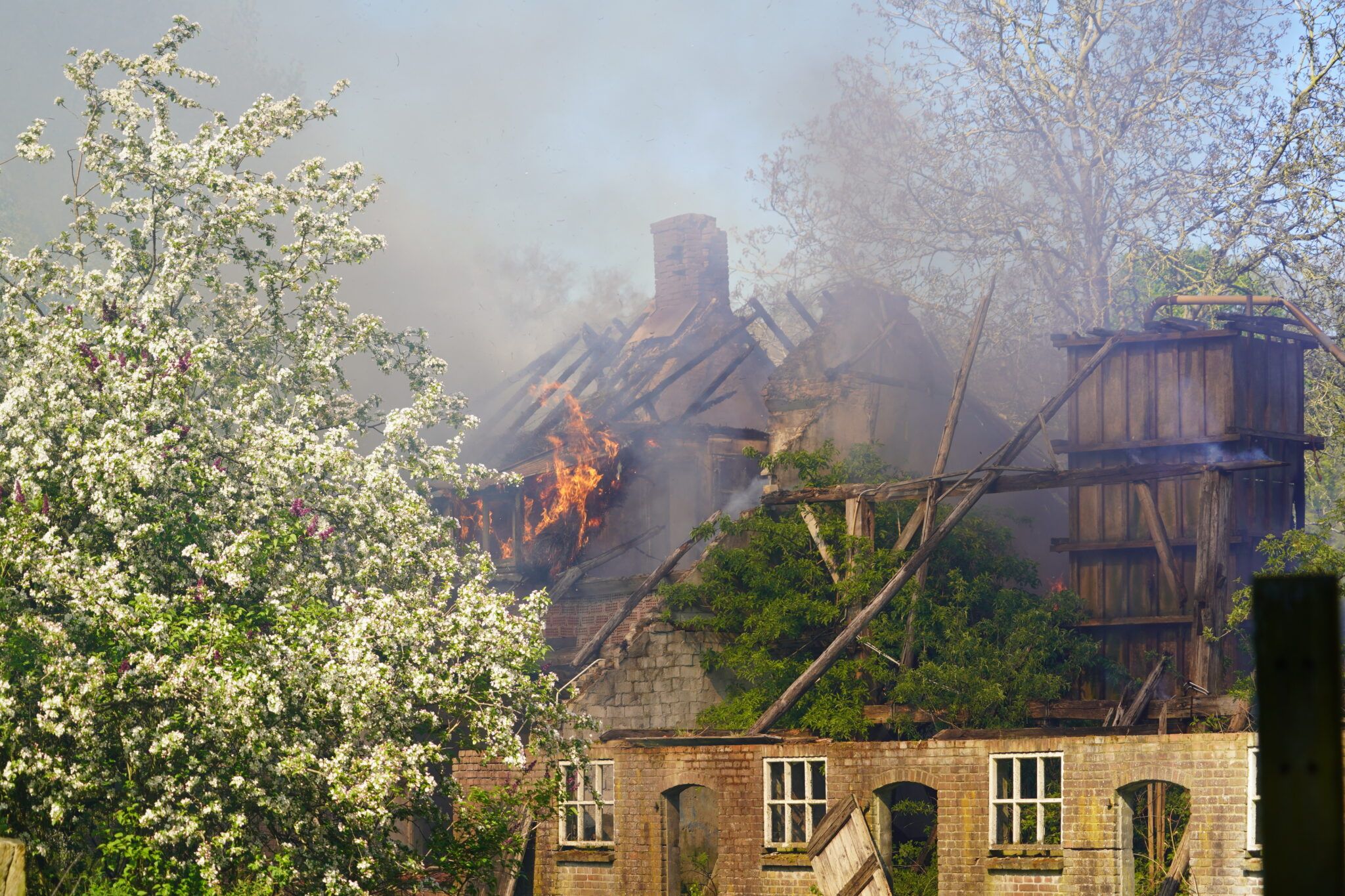 Brand verwoest leegstaande boerderij en schuur in Raalte