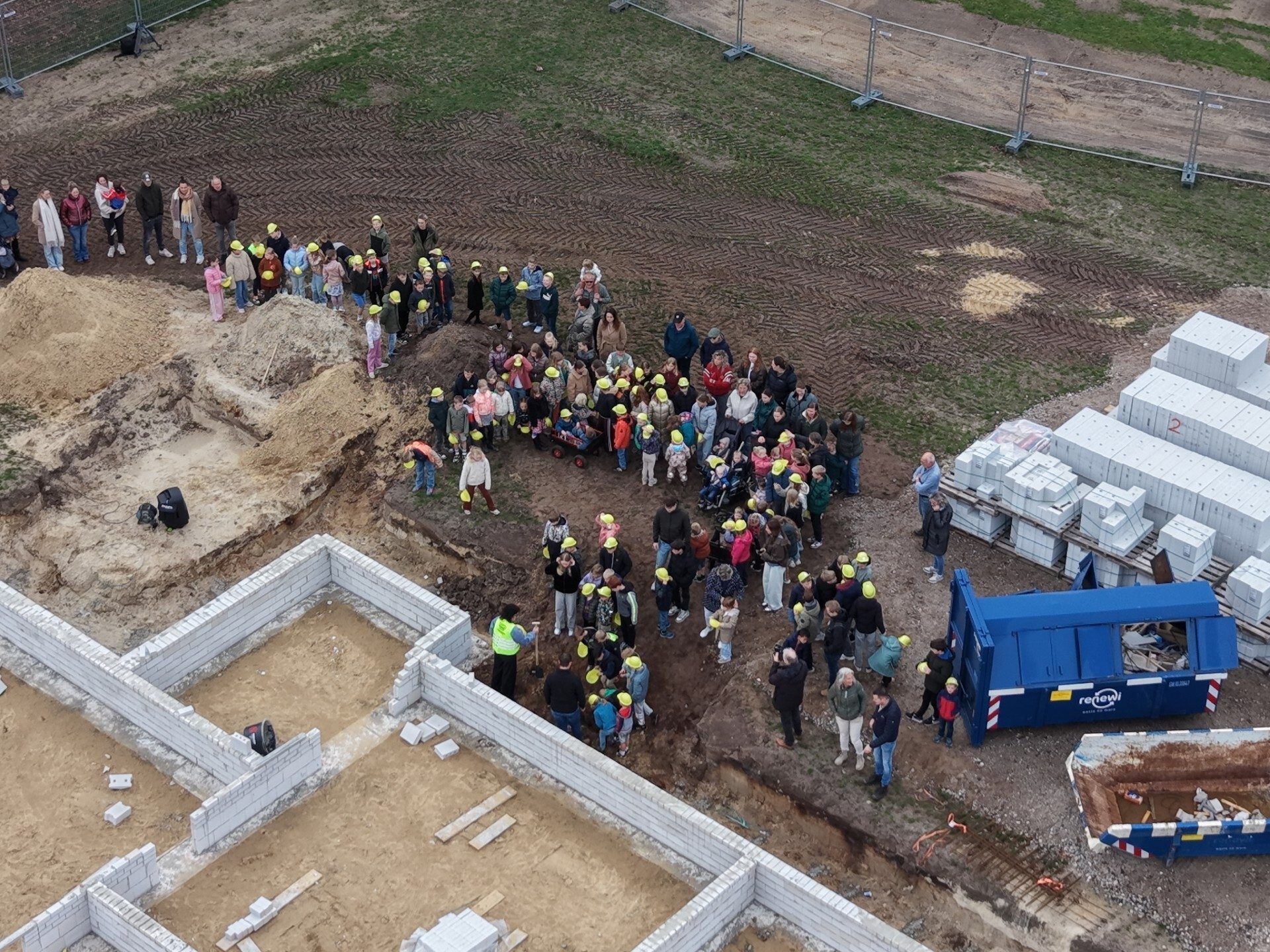 Kinderen van Sancta Maria begraven tijdcapsule bij nieuw kindcentrum in Lettele