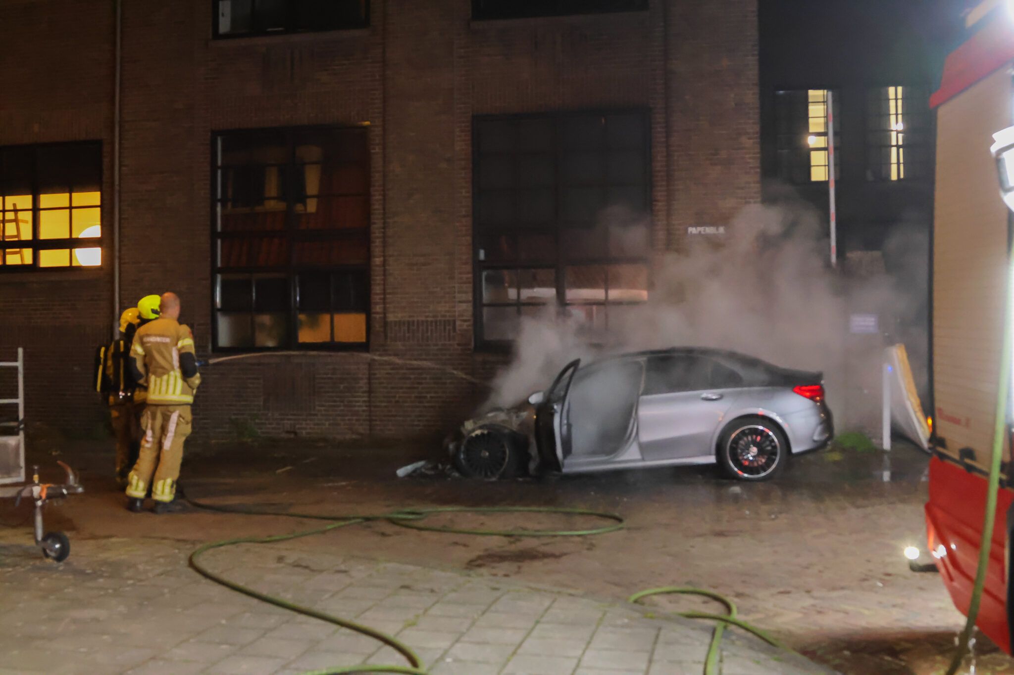 Auto aan Papenblik in Deventer uitgebrand; onrust bij omwonenden