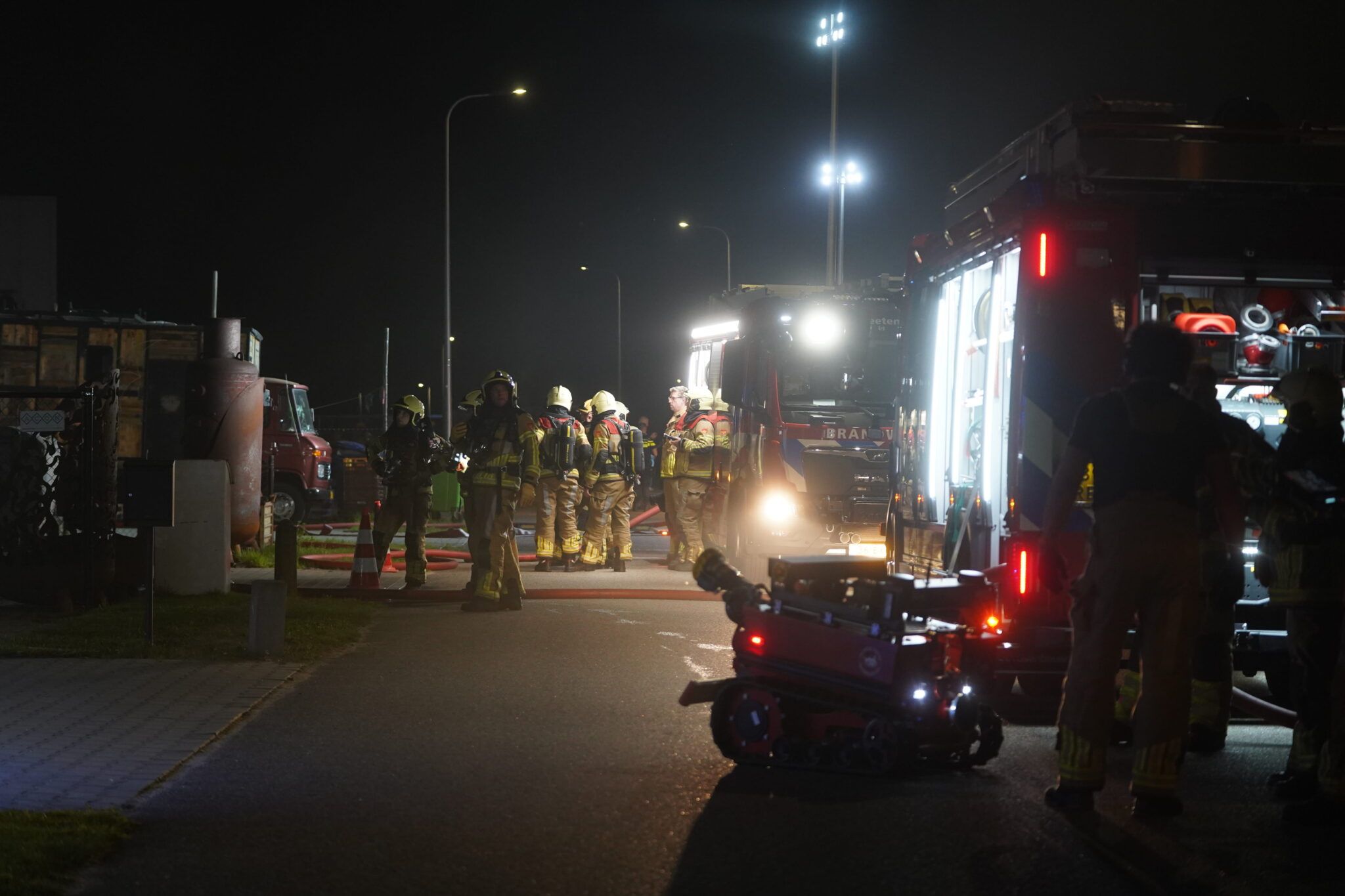 Brand bij metaalbewerkingsbedrijf in Raalte; gasflessen veiliggesteld