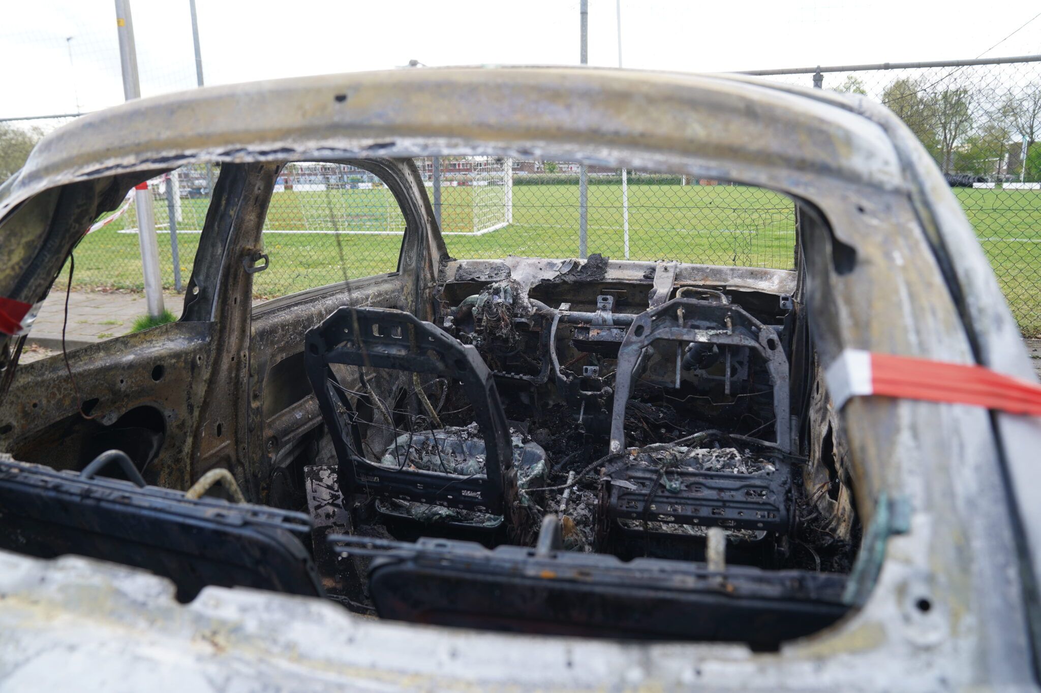 Auto uitgebrand op parkeerplaats voetbalclub in Deventer