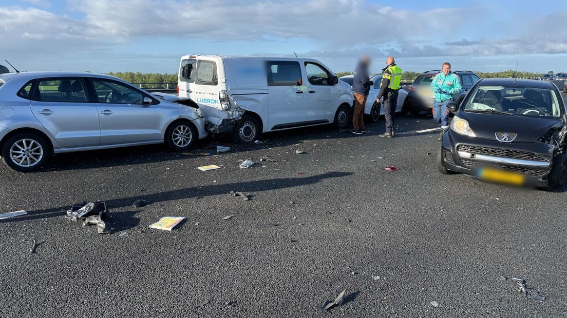 Drie gewonden bij grote kettingbotsing met zeventien auto’s op A1 bij Deventer