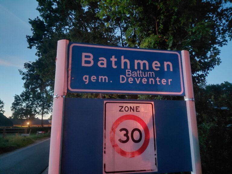 Actiegroep plakt Nedersaksische namen op plaatsnaamborden in Bathmen