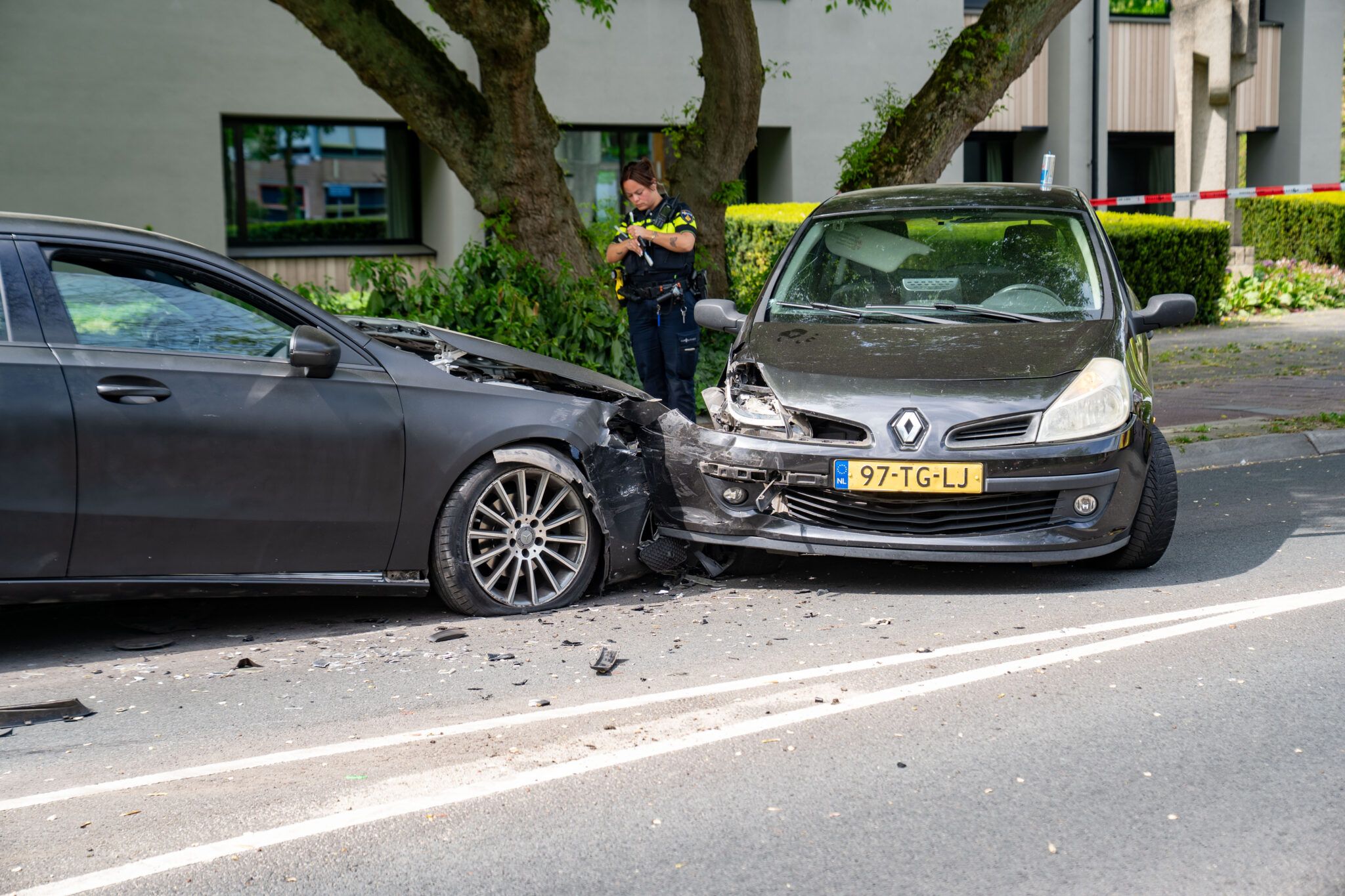 Automobilist crasht op rotonde in Deventer; botsing met tegenligger