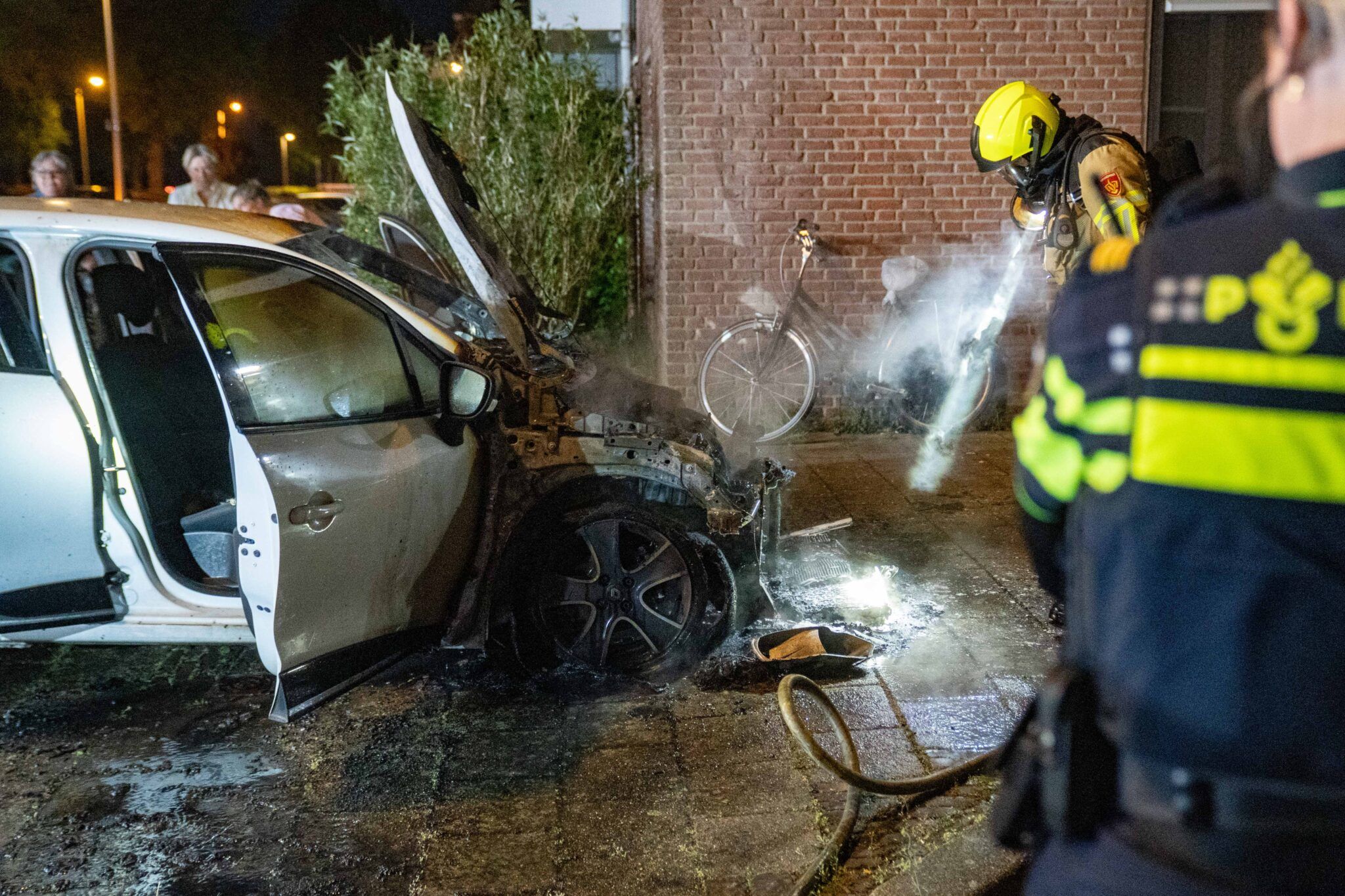 Auto uitgebrand bij IJsselkade in de wijk Zandweerd in Deventer