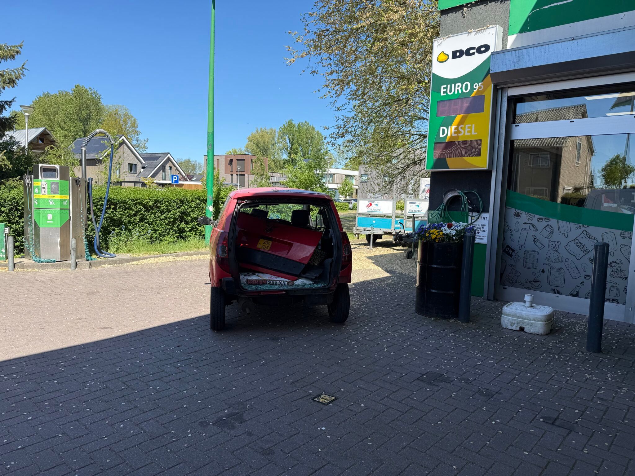 Paal van tankstation geramd in Deventer; auto heeft flinke schade
