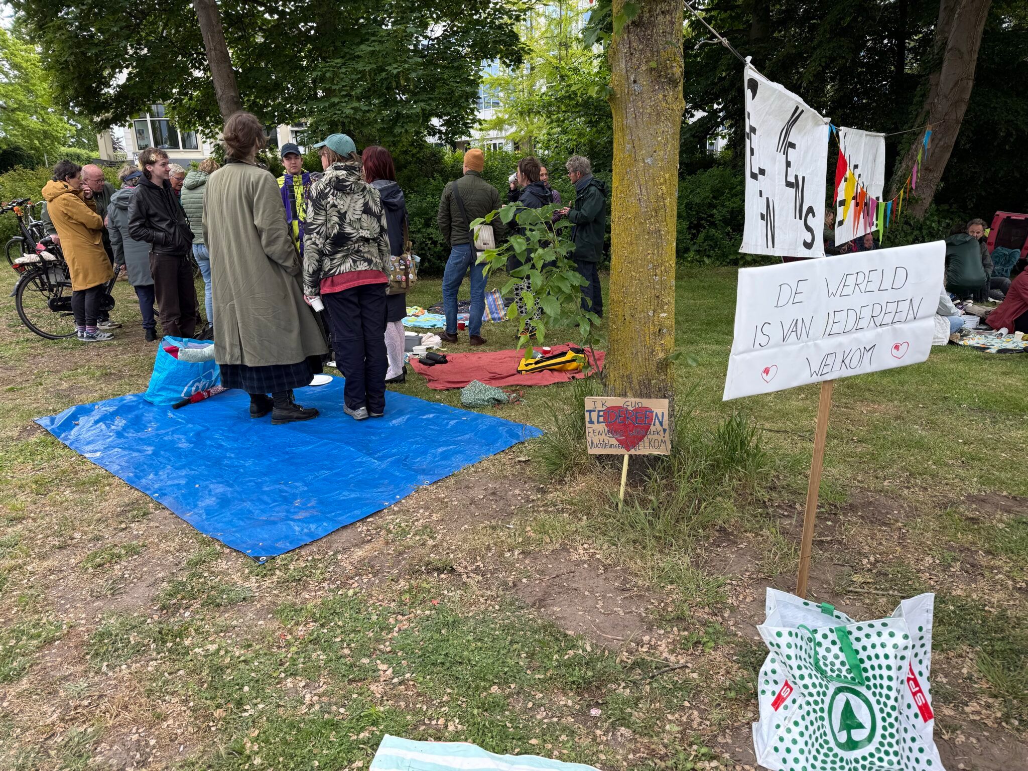 Demonstraties voor en tegen komst asielzoekers in Deventer