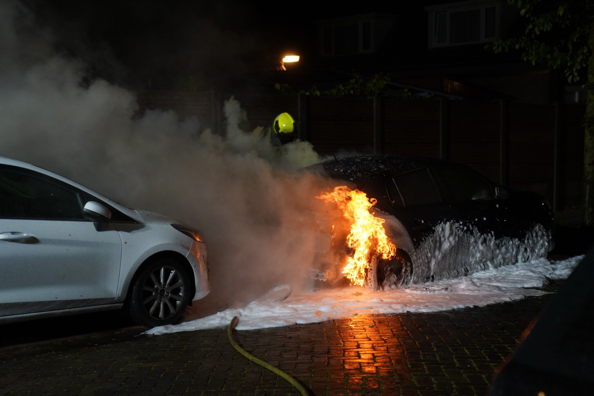Auto uitgebrand bij Oude Bathmenseweg Deventer; politie gaat uit van brandstichting