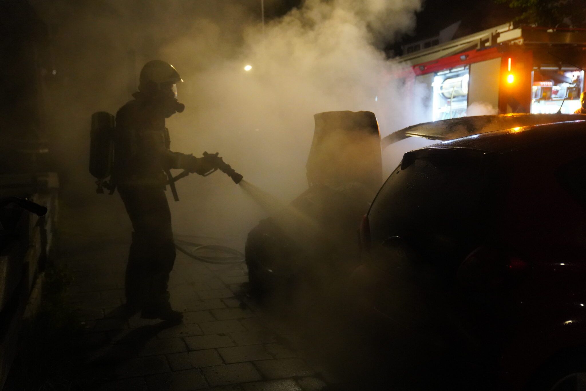 Autobrand in Sanatoriumdwarsstraat Deventer