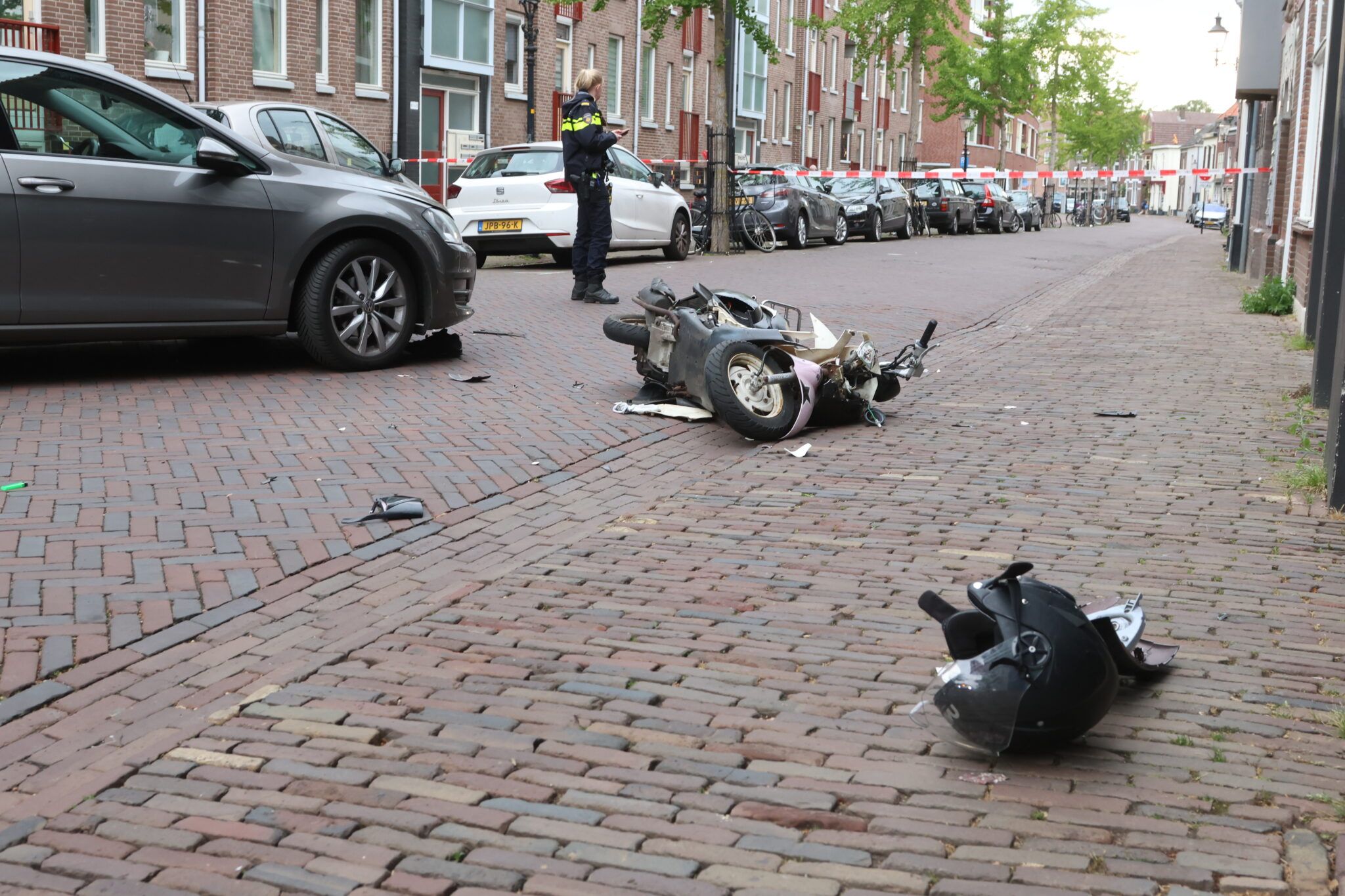 Gewonde bij botsing tussen auto en snorscooter in Smedenstraat Deventer