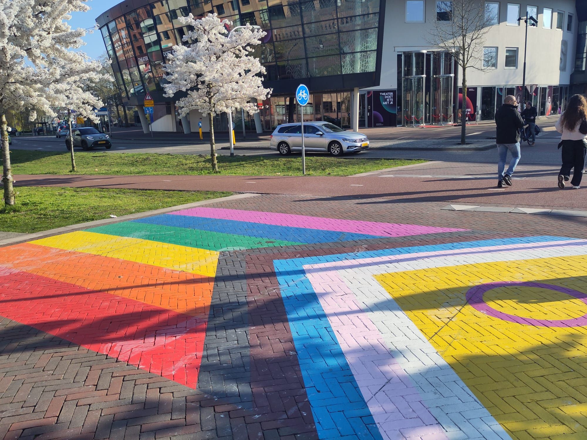 Regenboogmanifestatie op De Brink in Deventer uit solidariteit met LHBTIQA+-gemeenschap