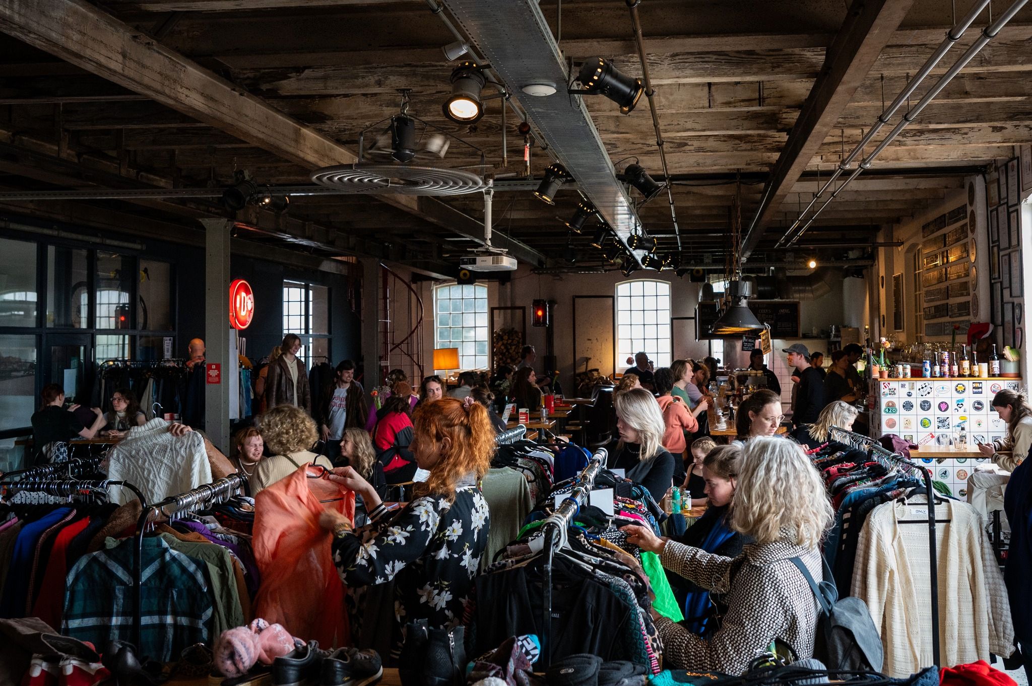 Gendervrije kledingruil tijdens Pride Deventer: ruimte voor zelfexpressie en ontmoeting