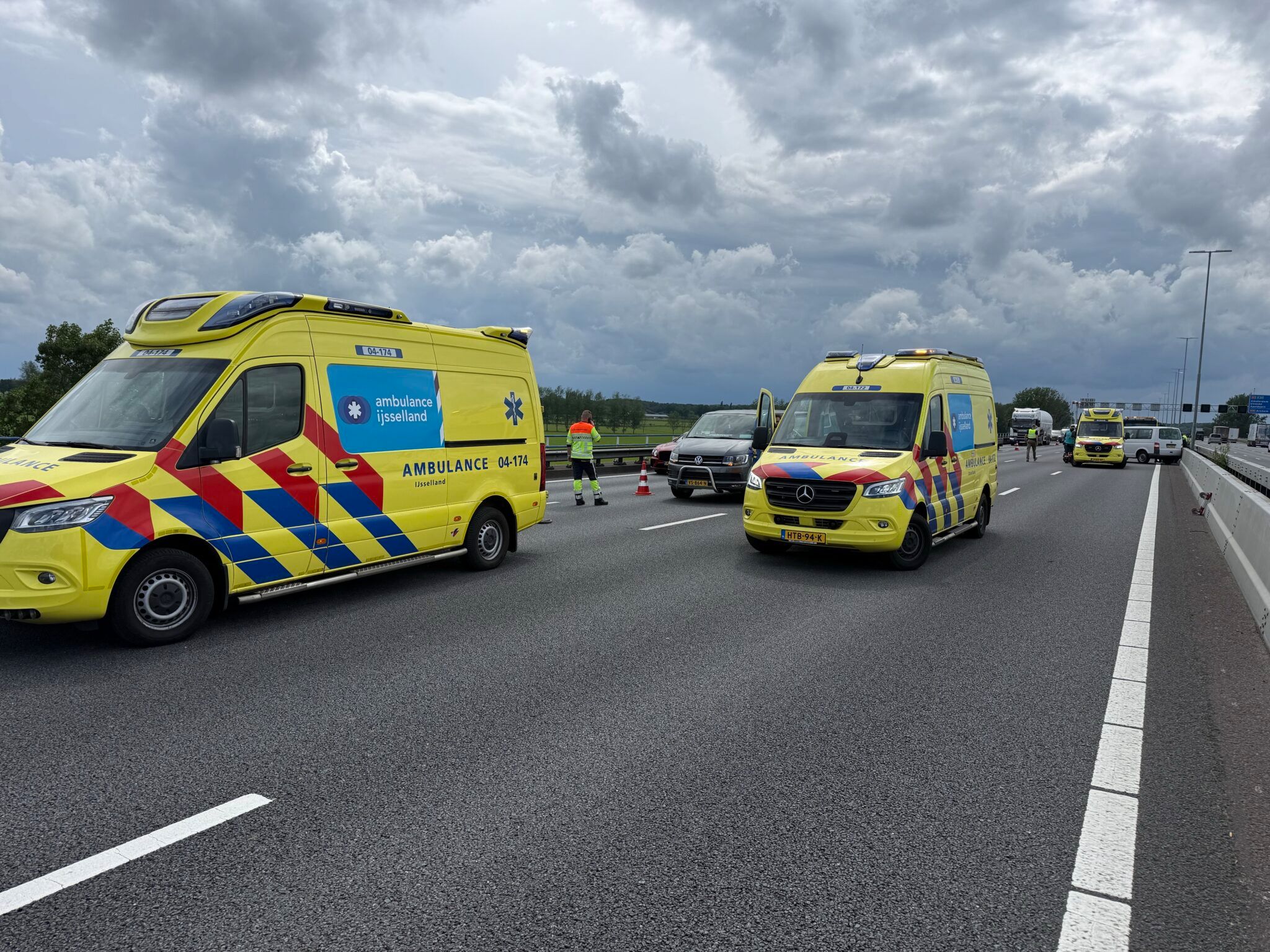 Kop-staart botsing tussen busjes op IJsselbrug A1 bij Deventer
