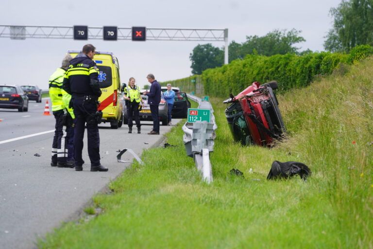 Automobilist slaat over de kop na botsing met vangrail op A1 bij Bathmen