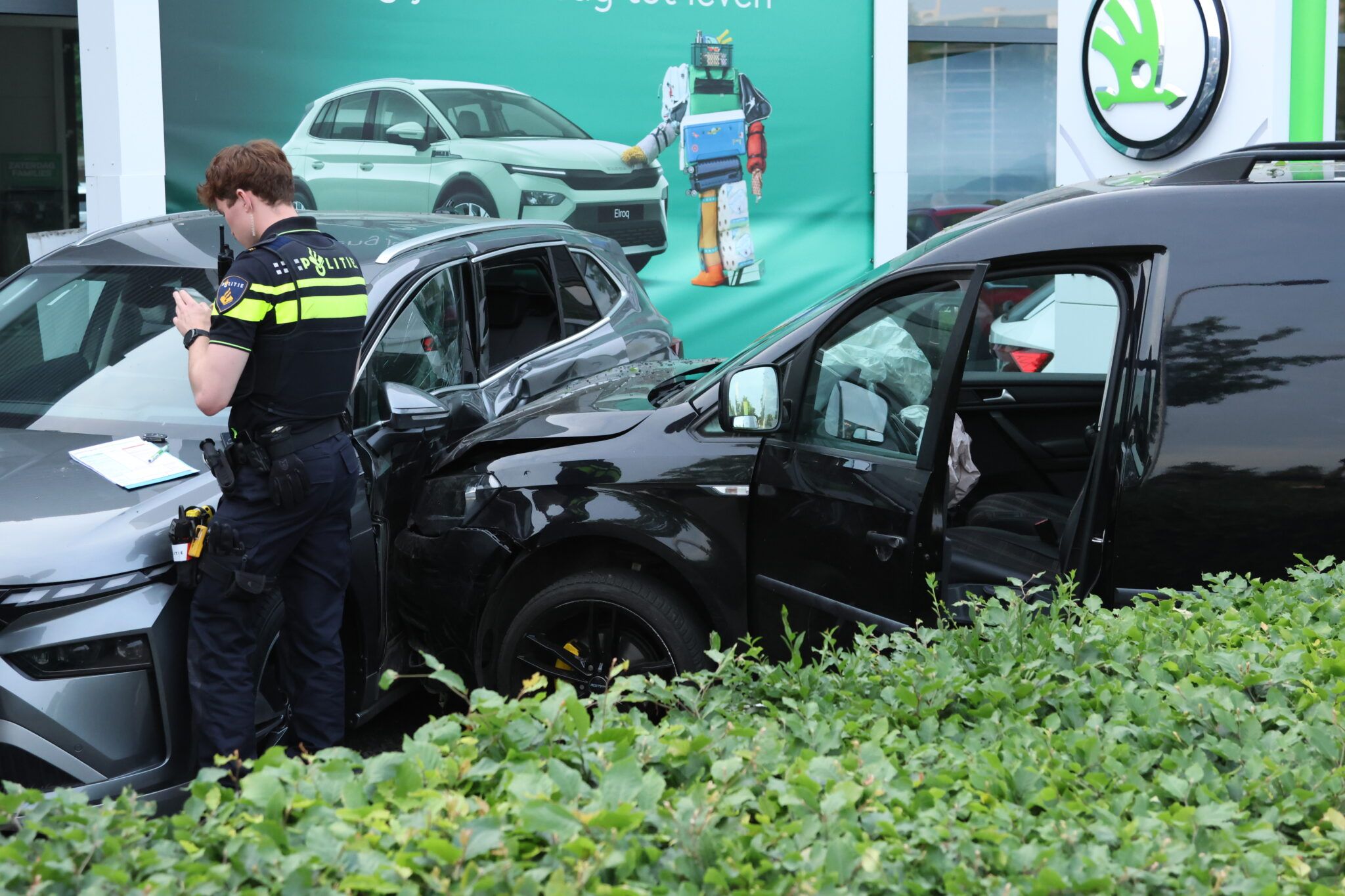Bestelauto ramt nieuwe auto’s bij autobedrijf in Deventer