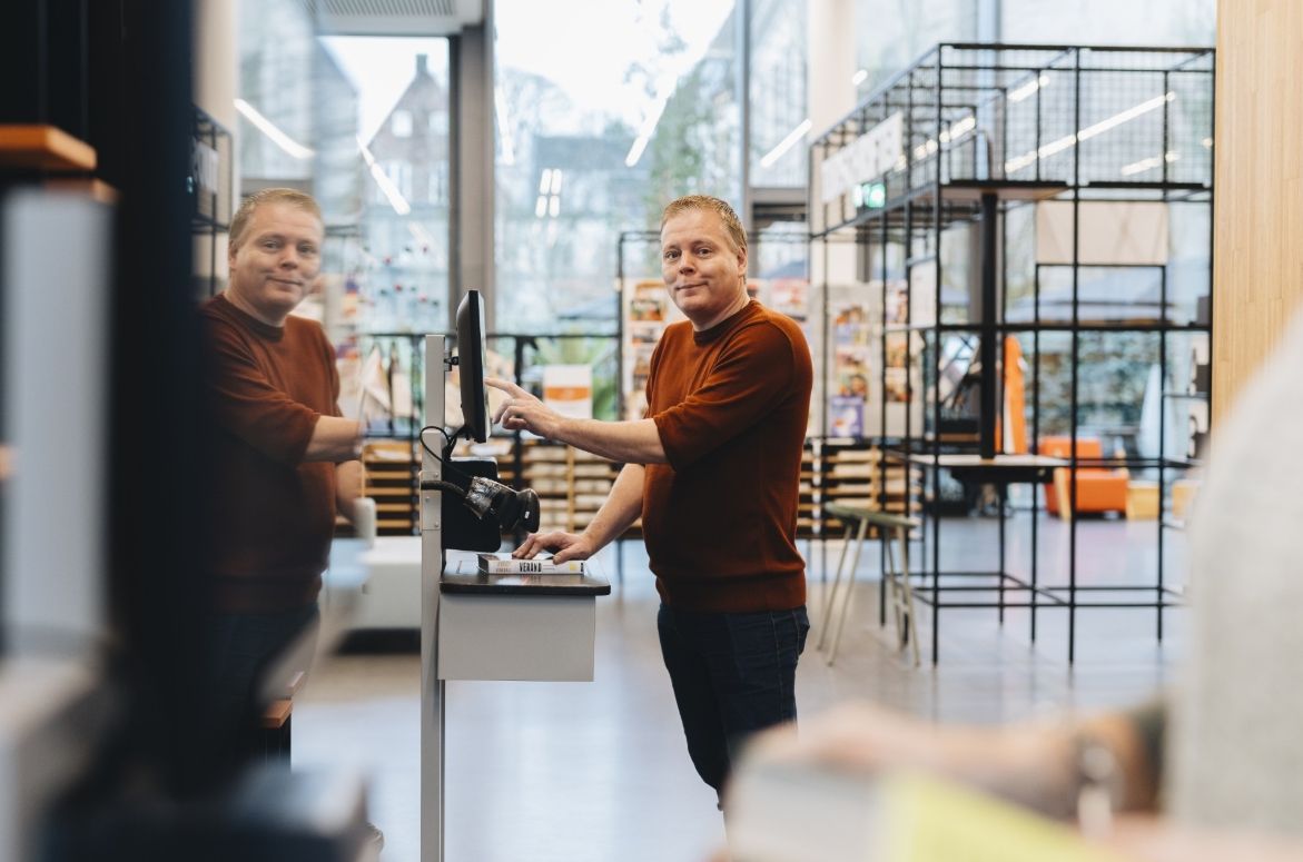 Bibliotheek Deventer schaft boetes voor te laat inleveren af