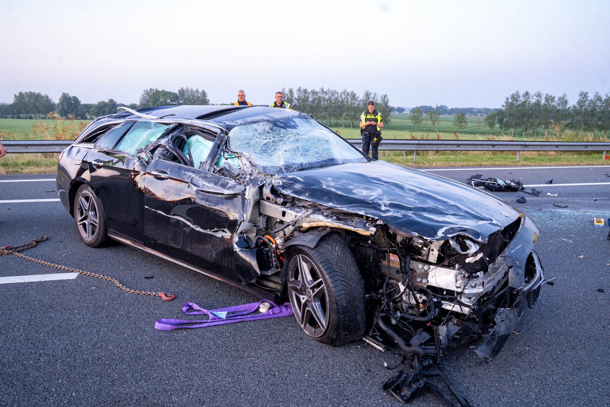 Auto slaat over de kop na botsing op A1 bij Deventer