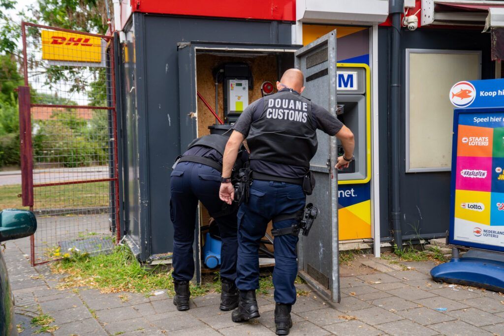 Bijzondere ruimtes rond het pand werden gecontroleerd op verstopte voorraden - Foto: Rens Hulman