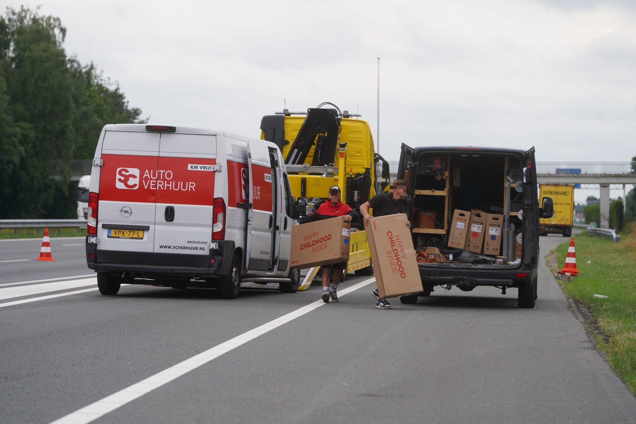 Kop-staart botsing bestelbus en vrachtwagen op A1 bij Bathmen