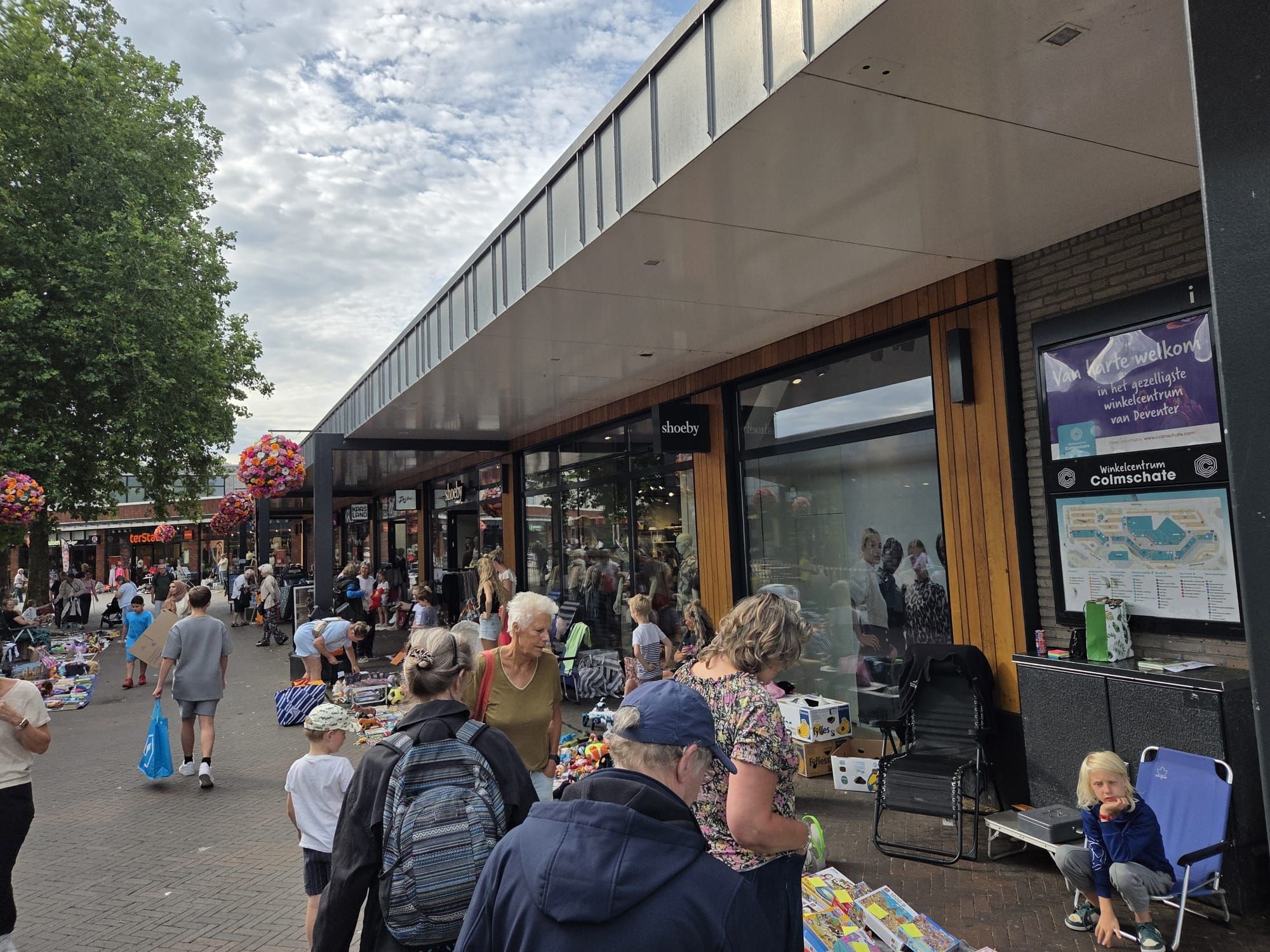 Kleedjesmarkt voor kinderen in winkelcentrum Colmschate in Deventer