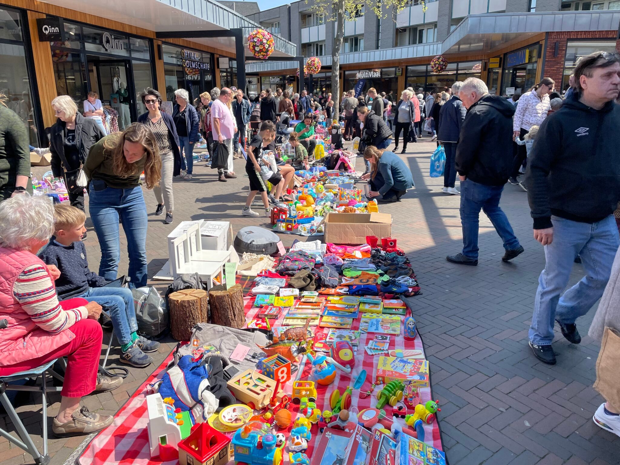 Zakcentje verdienen: Kleedjesmarkt voor kinderen in winkelcentrum Colmschate