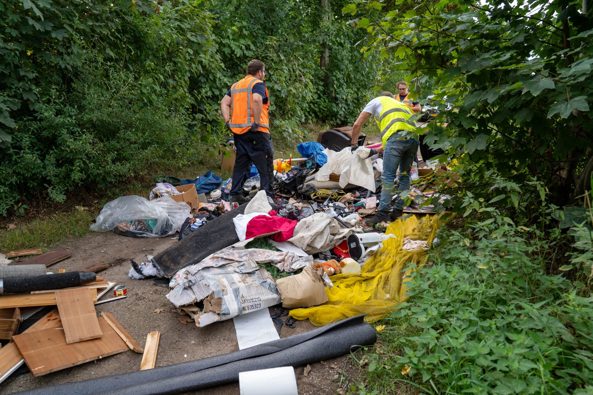 Grote hoeveelheid afval gedumpt op Zwarte Pad in Deventer
