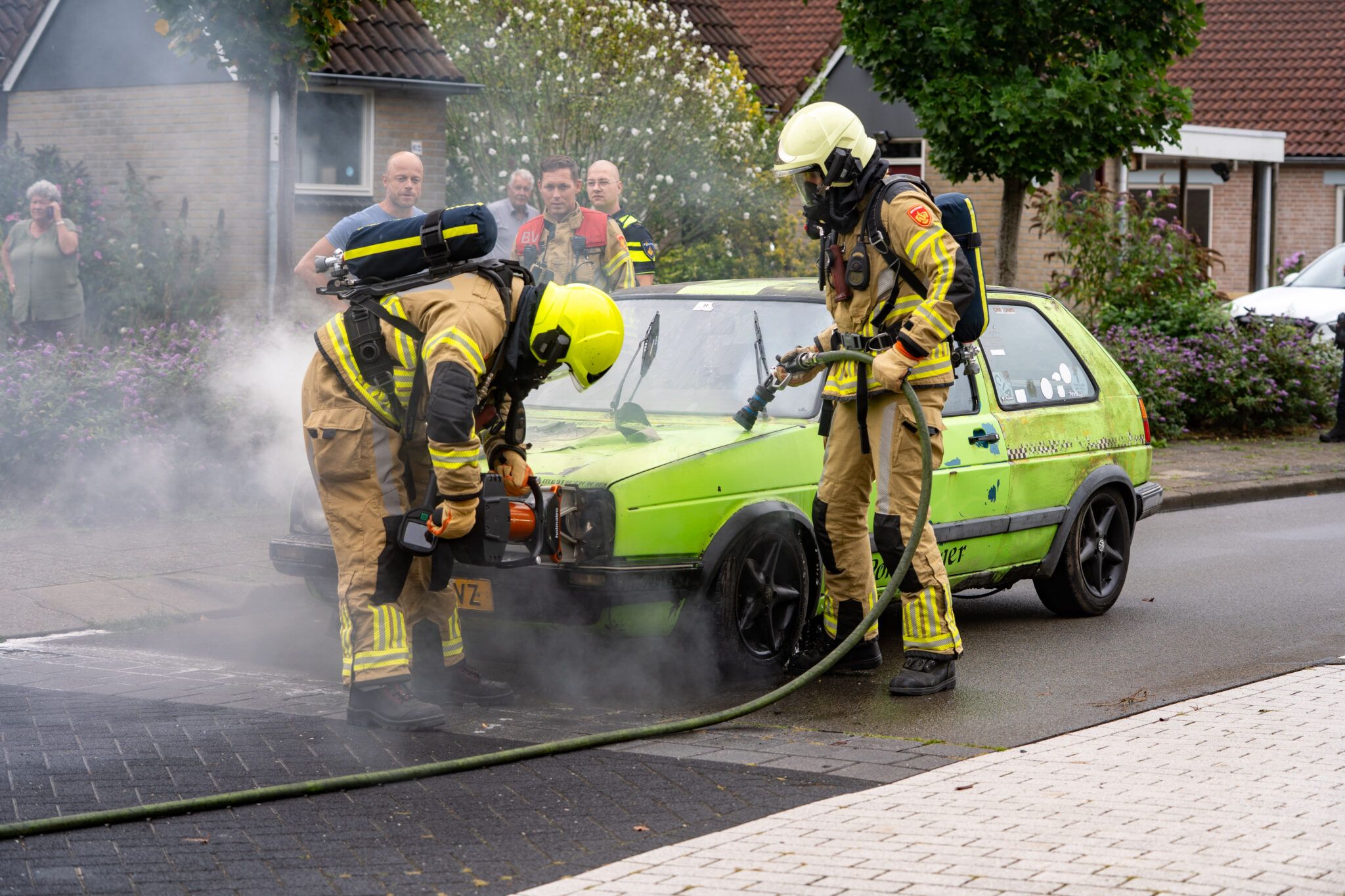 Auto tijdens het rijden in Deventer spontaan in brand