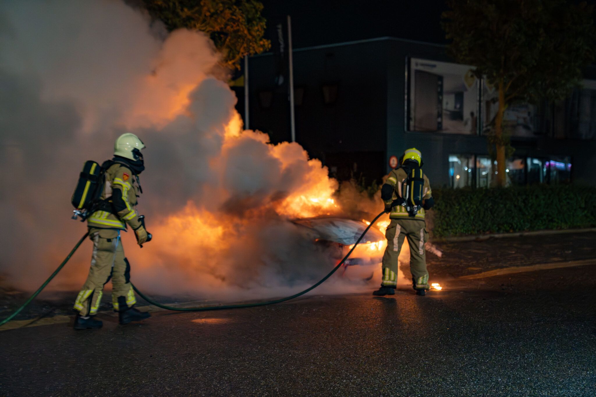 Auto uitgebrand op Runshoppingcentre De Snipperling Deventer; politie gaat uit van brandstichting