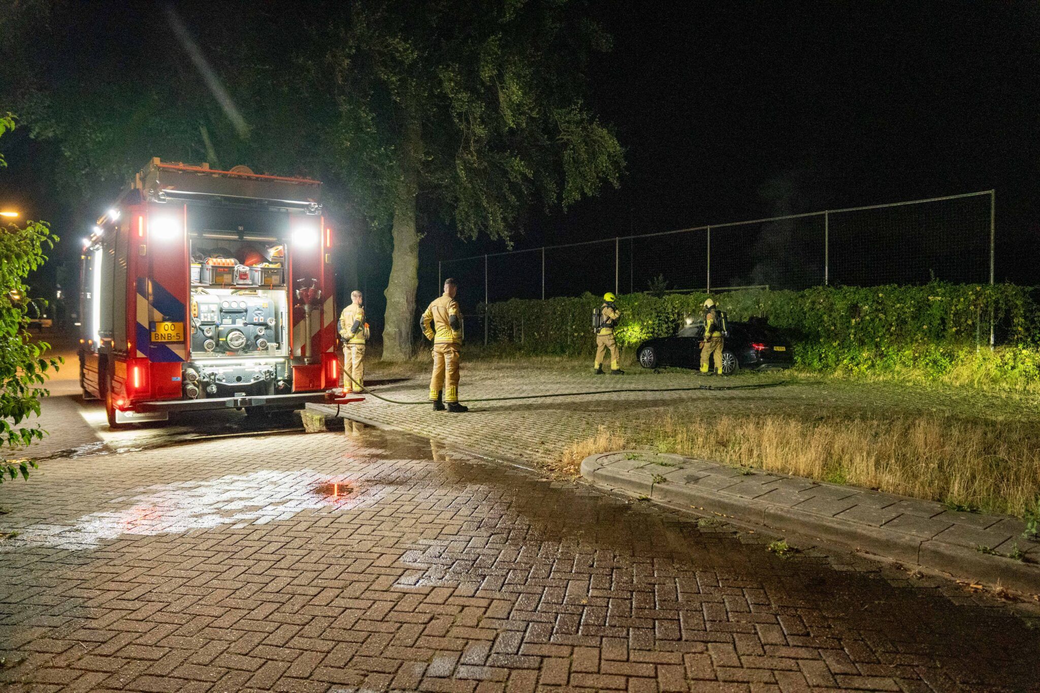 Auto uitgebrand op Sportpark Rielerenk Deventer; vermoedelijk brandstichting