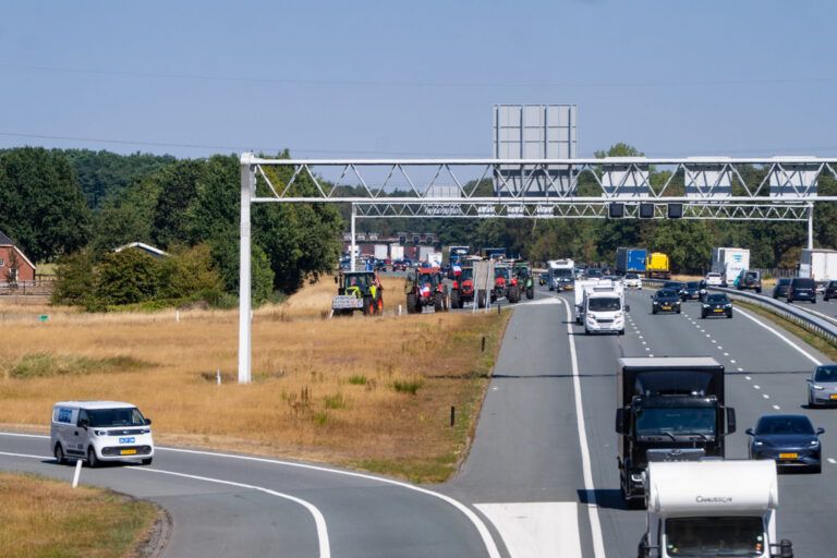 Boerenprotest op A1 tegen stikstofbeleid kabinet; met tractoren van Bathmen naar Rijssen en weer terug