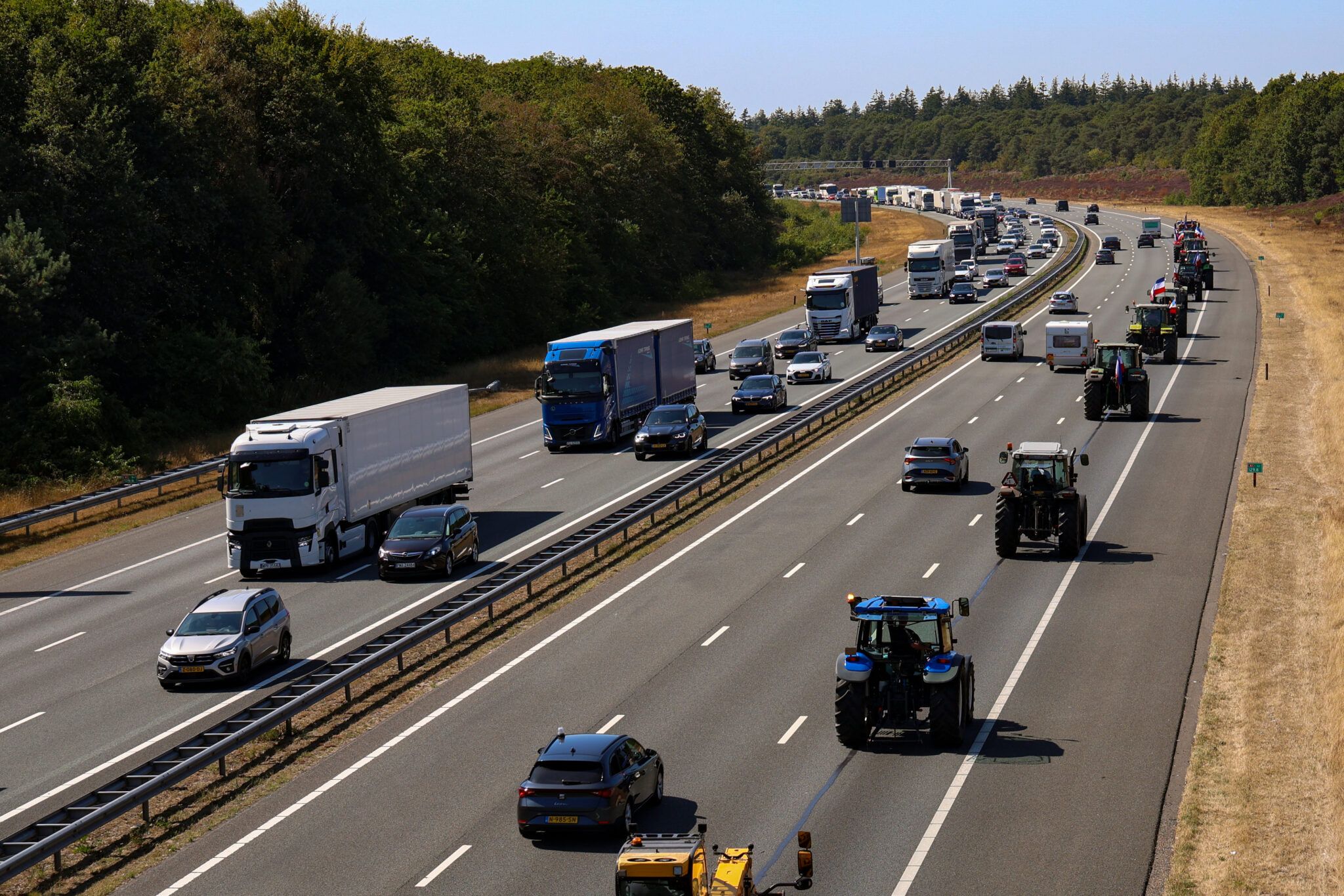 Boerenprotest op A1 tegen stikstofbeleid kabinet; met tractoren van Bathmen naar Rijssen en weer ter