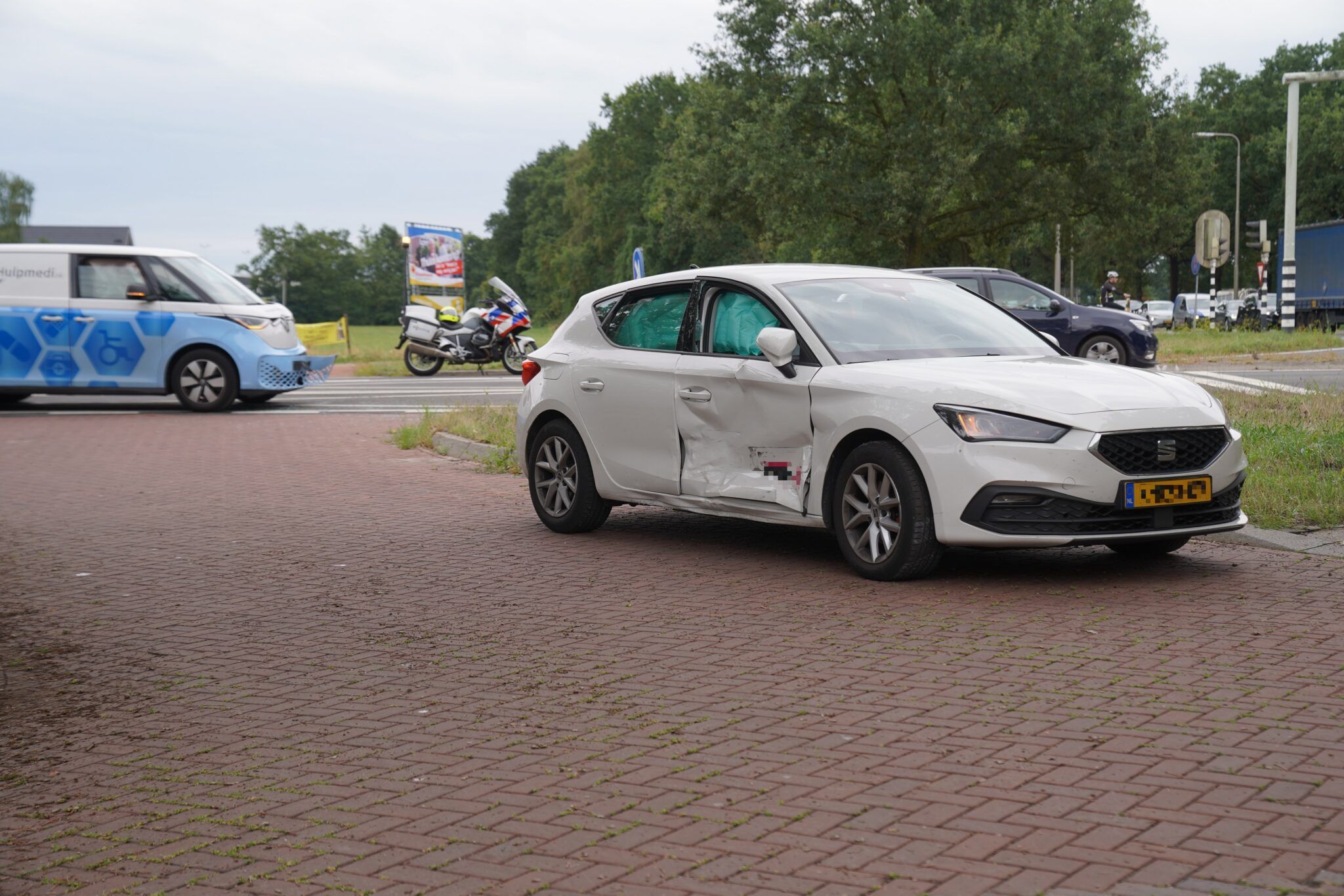 Botsing tussen bestelbusje en personenauto bij kruispunt Bos Raalte; geen gewonden maar voertuigen a