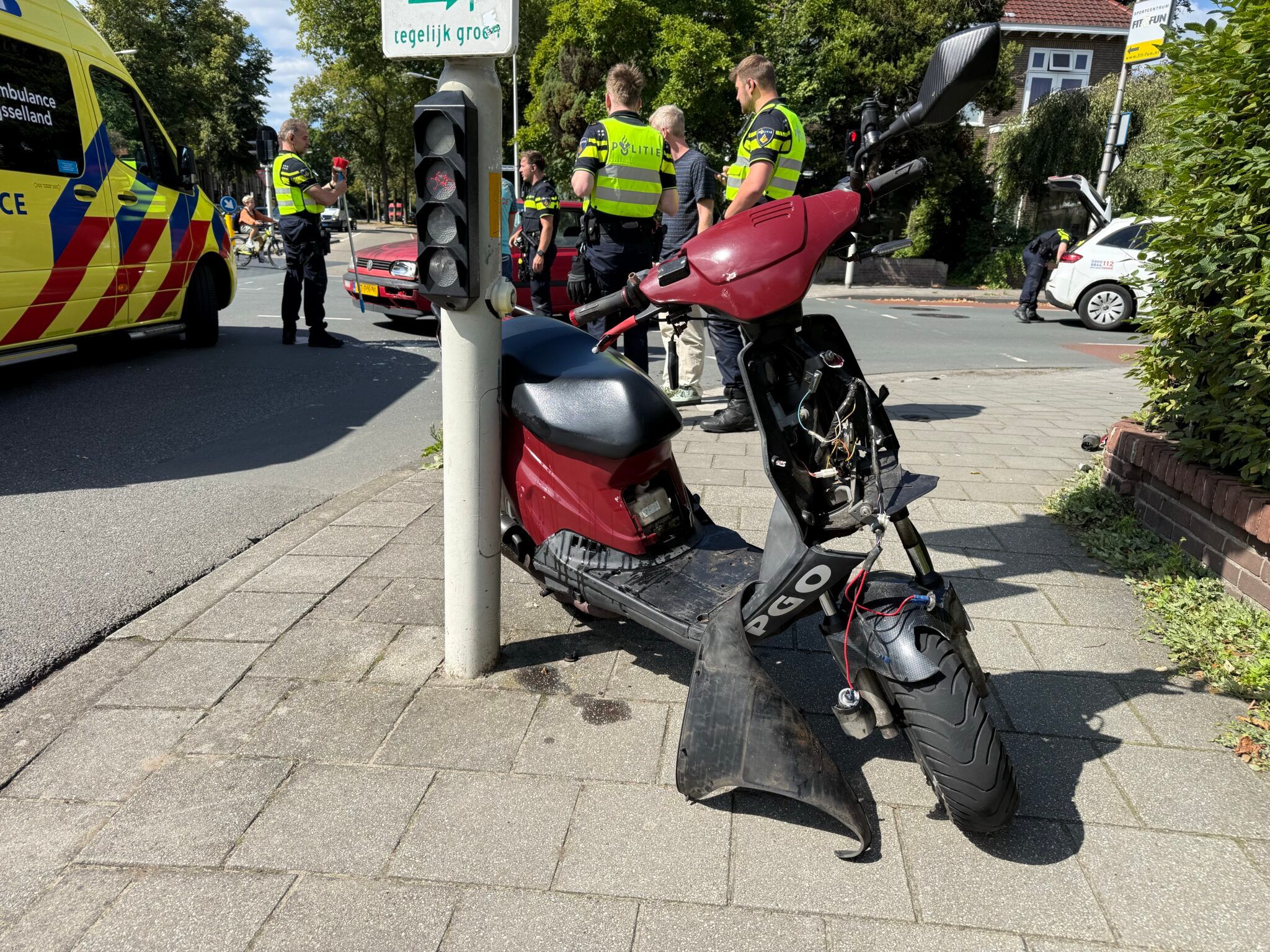 Scooterrijder gewond bij aanrijding op kruising in Deventer