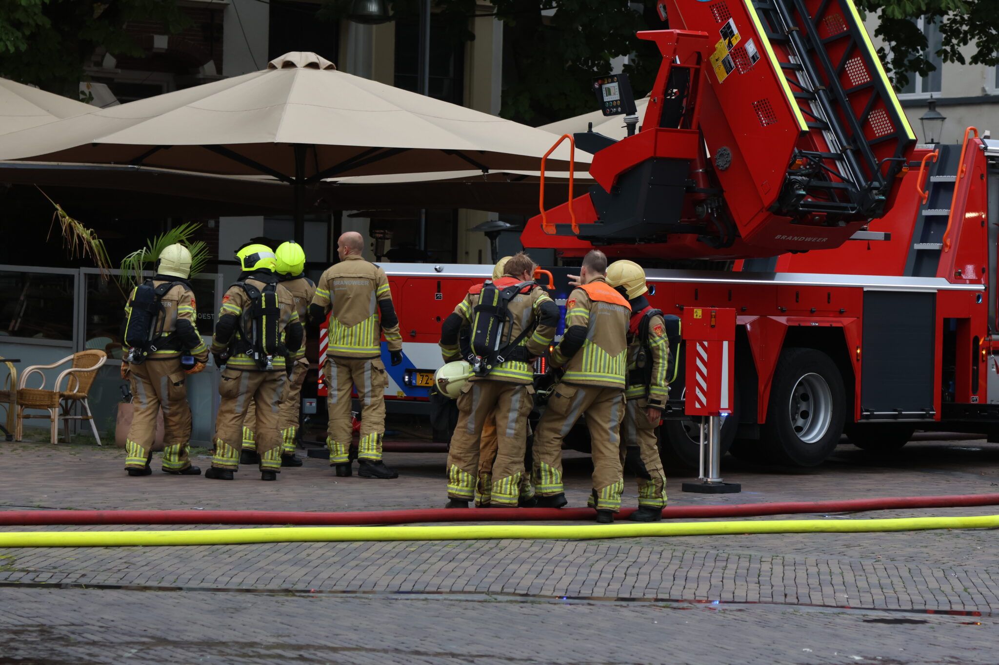Grote brand aan de Brink in Deventer, brandweer nog volop aan het nablussen