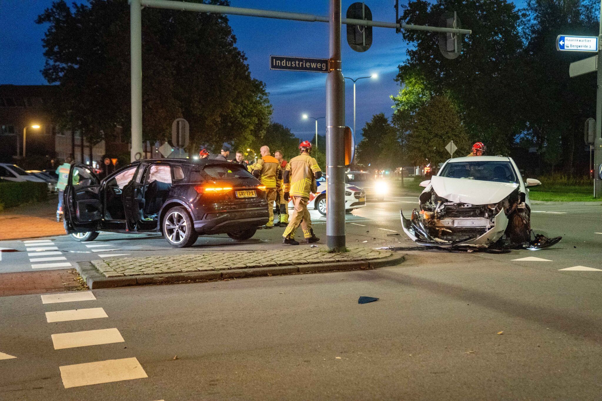 Twee personenauto’s met elkaar in botsing in Deventer