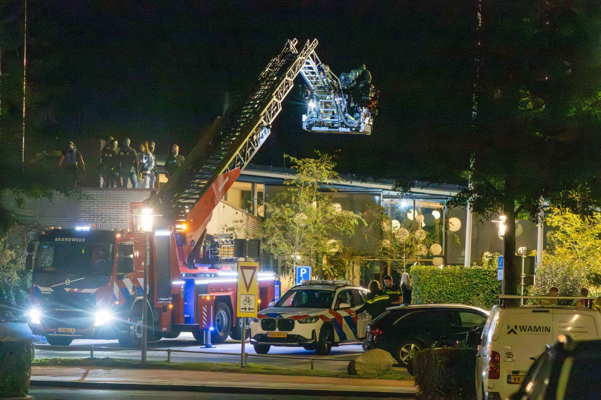 Brandweer haalt verwarde man van dak psychiatrische instelling Rielerenk Deventer