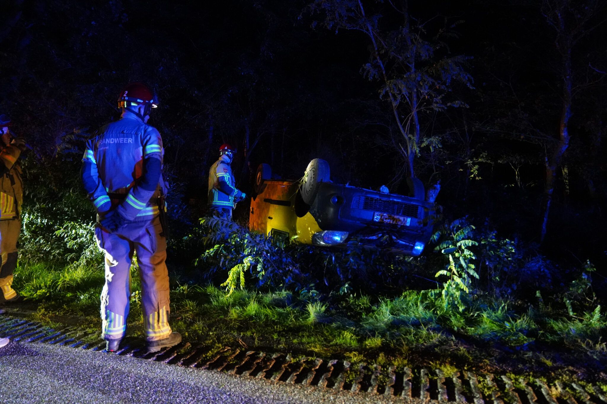 Bestelwagen over de kop tussen Heeten en Nieuw Heeten