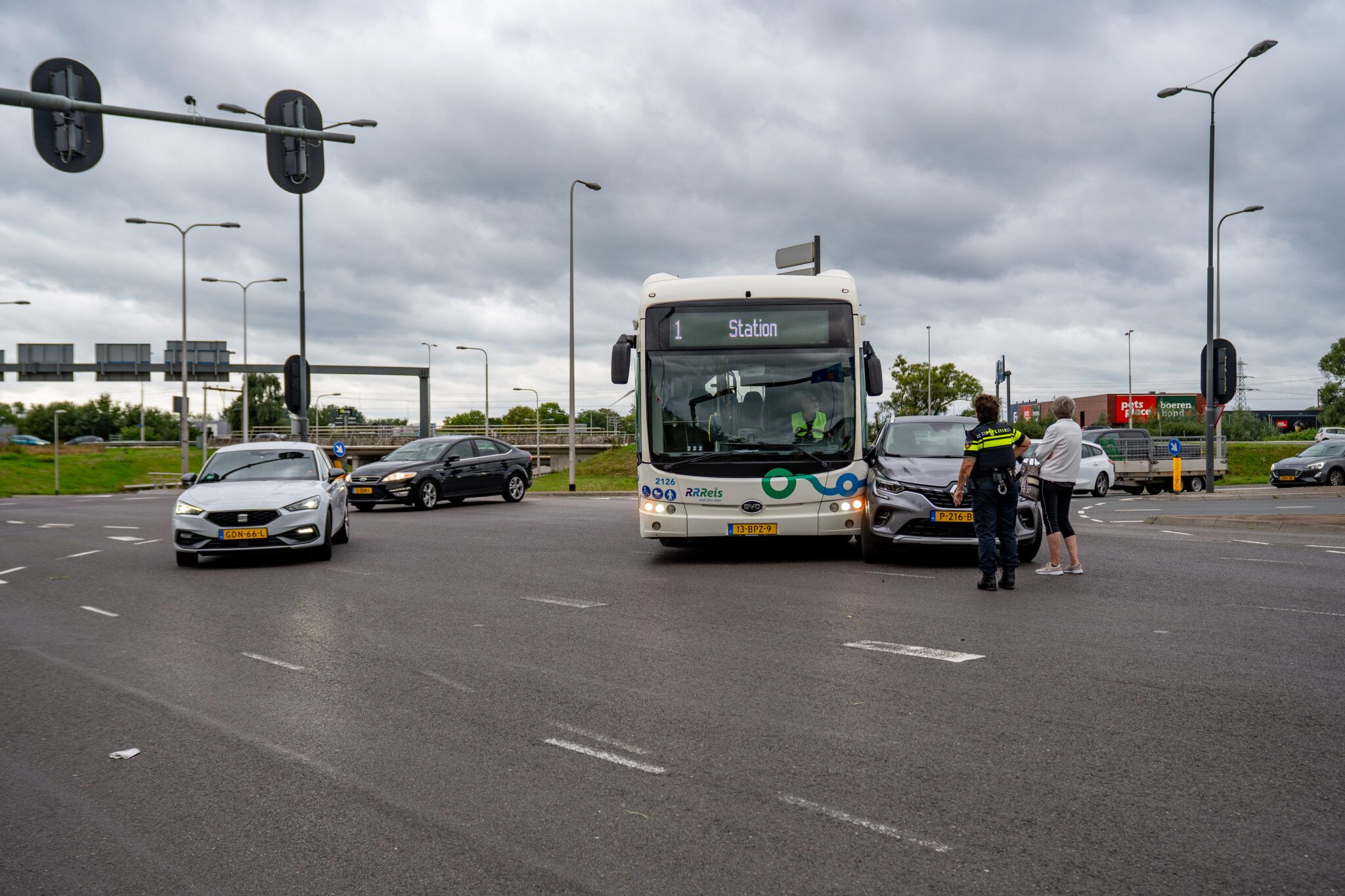 Aanrijding tussen auto en lijnbus op ‘De Knoop’ in Deventer; kruising enige tijd geblokkeerd