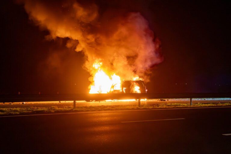 Bestelbus klapt op vrachtwagen en vliegt in brand; passanten redden het leven van de bestuurder
