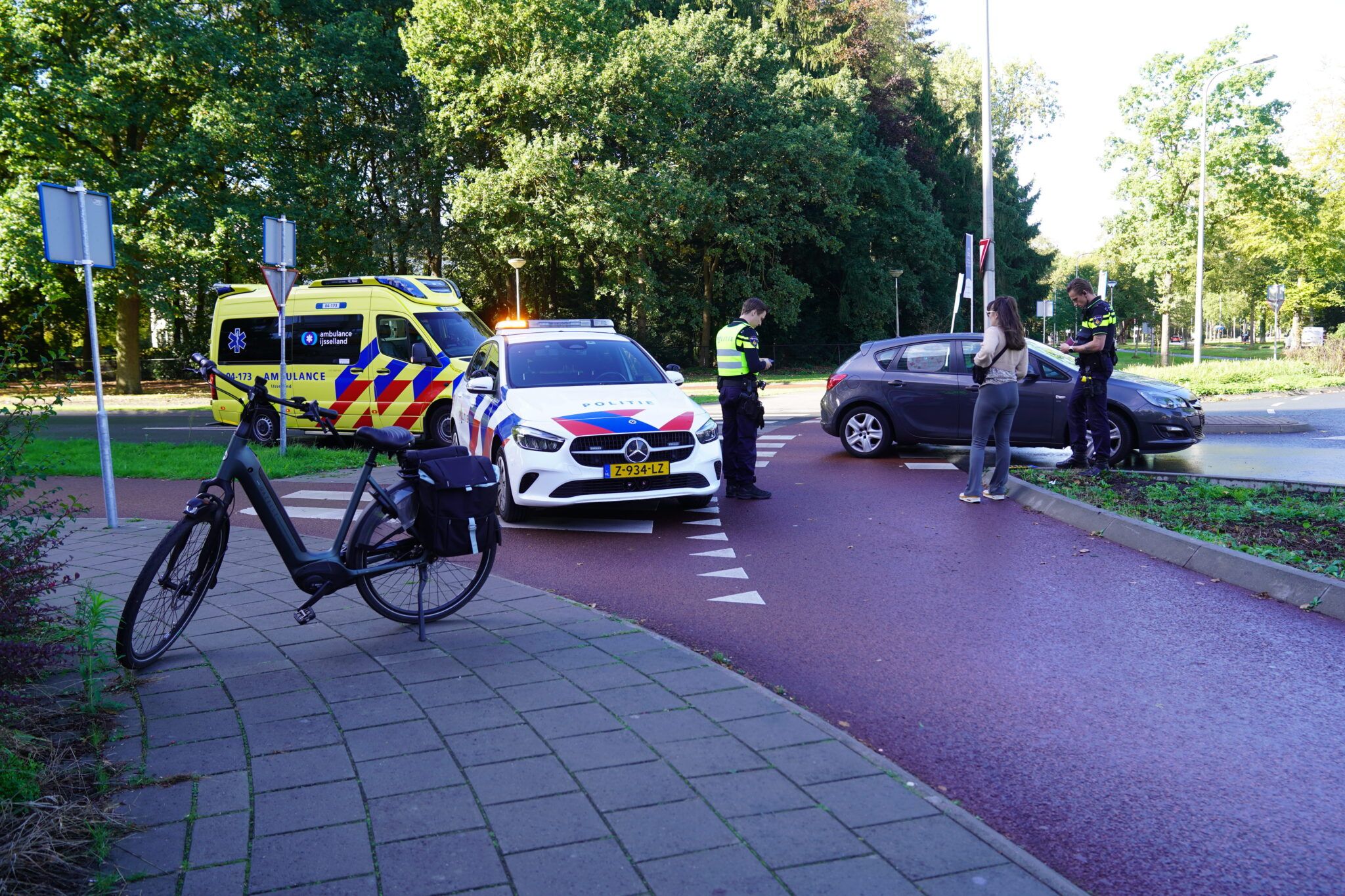 Fietser aangereden op rotonde in Deventer