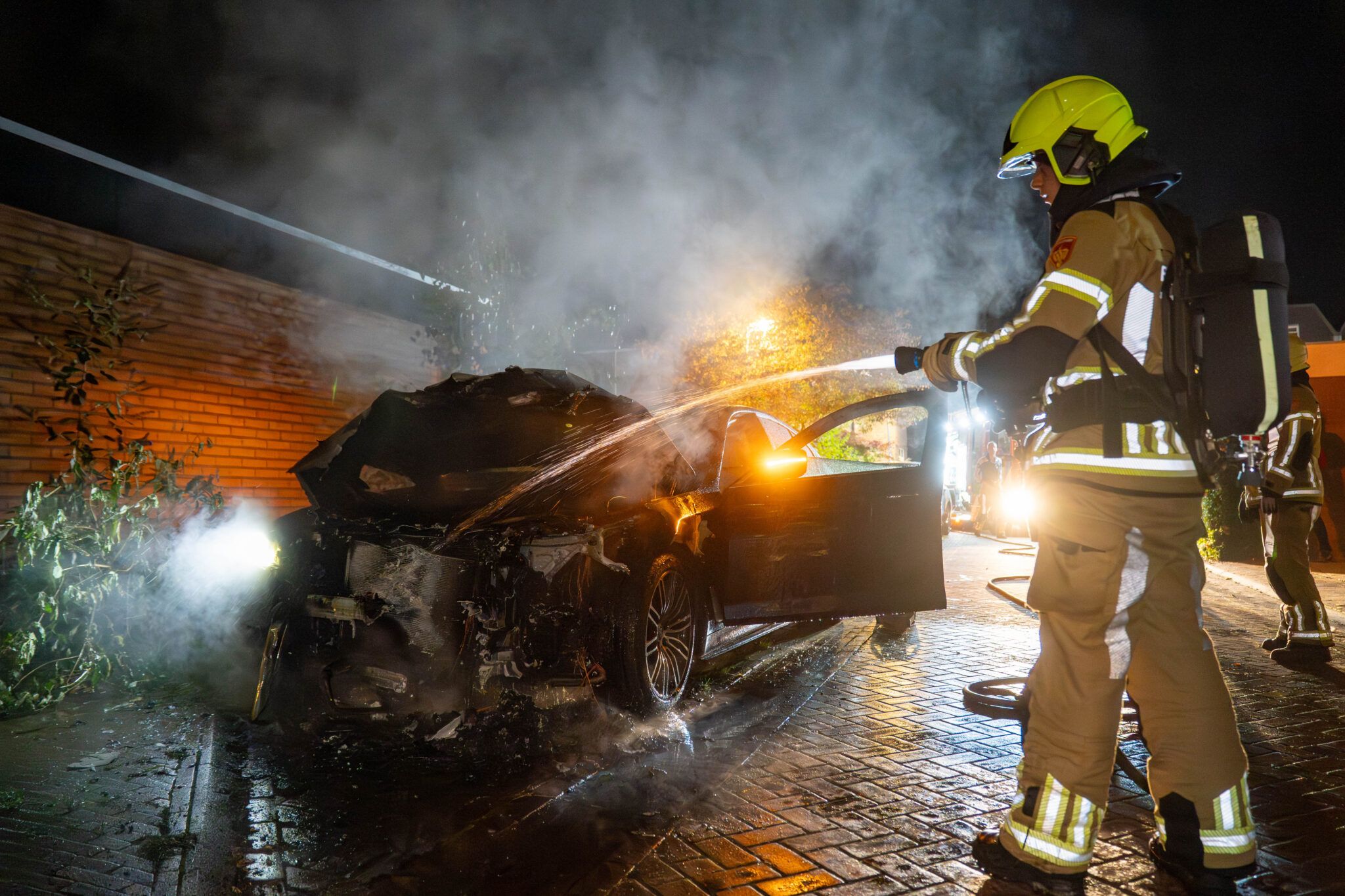 Auto in brand aan Rozengaarderweg Deventer
